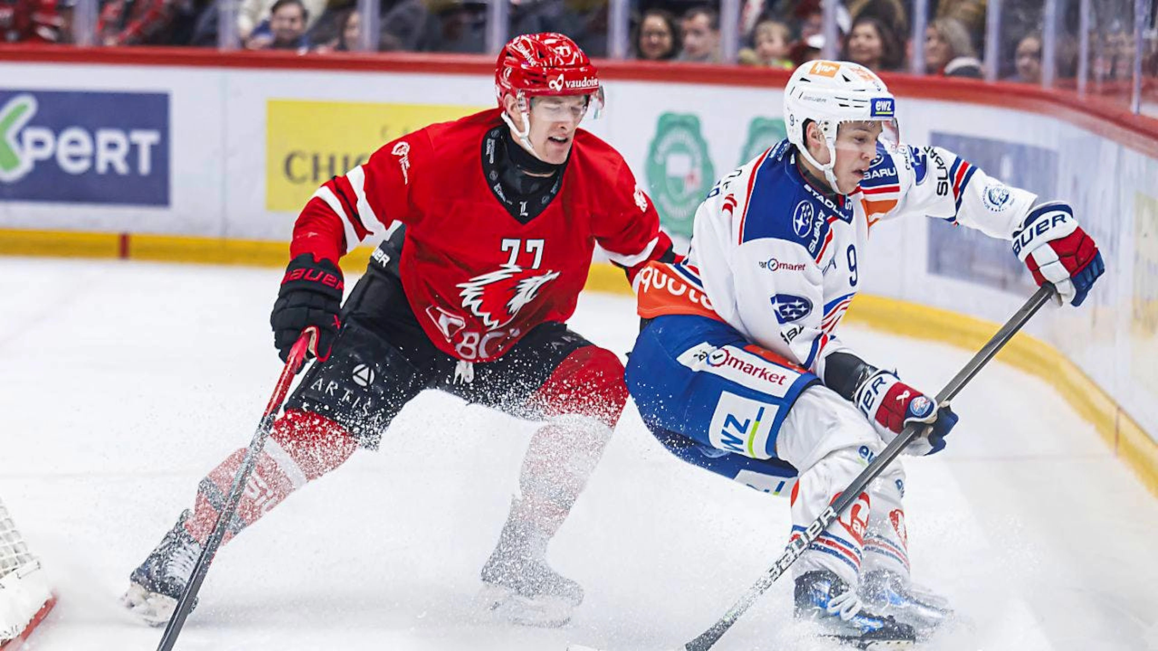 ZSC-Stürmer Vinzenz Rohrer (r.) beweist im Spitzenspiel in Lausanne sein Können
