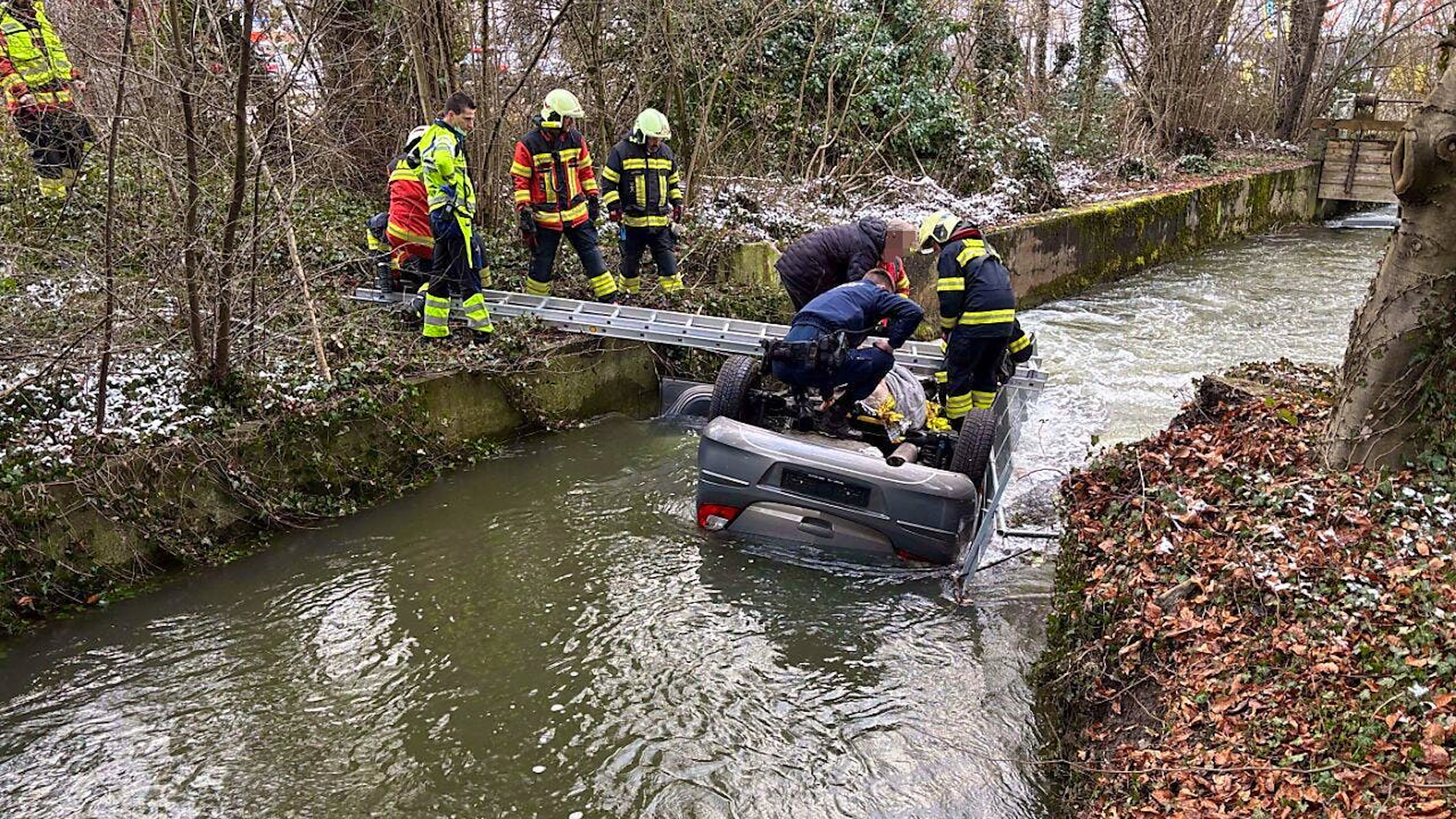 Die Feuerwehr half bei der Bergung des Autos aus dem Bach.