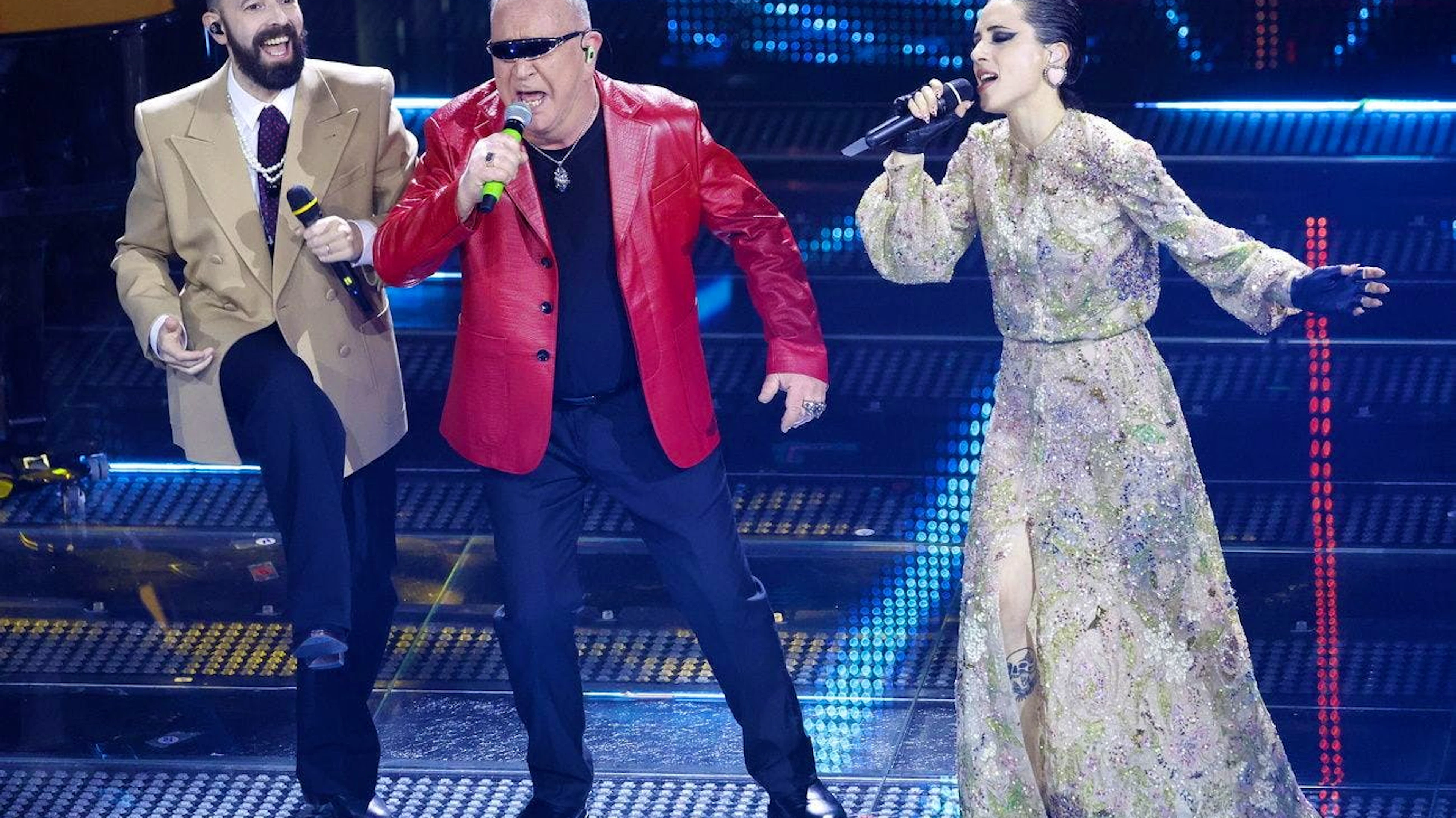 I Coma_Cose con Johnson Righeira hanno fatto ballare l'Ariston con la celebre «L'estate sta finendo».