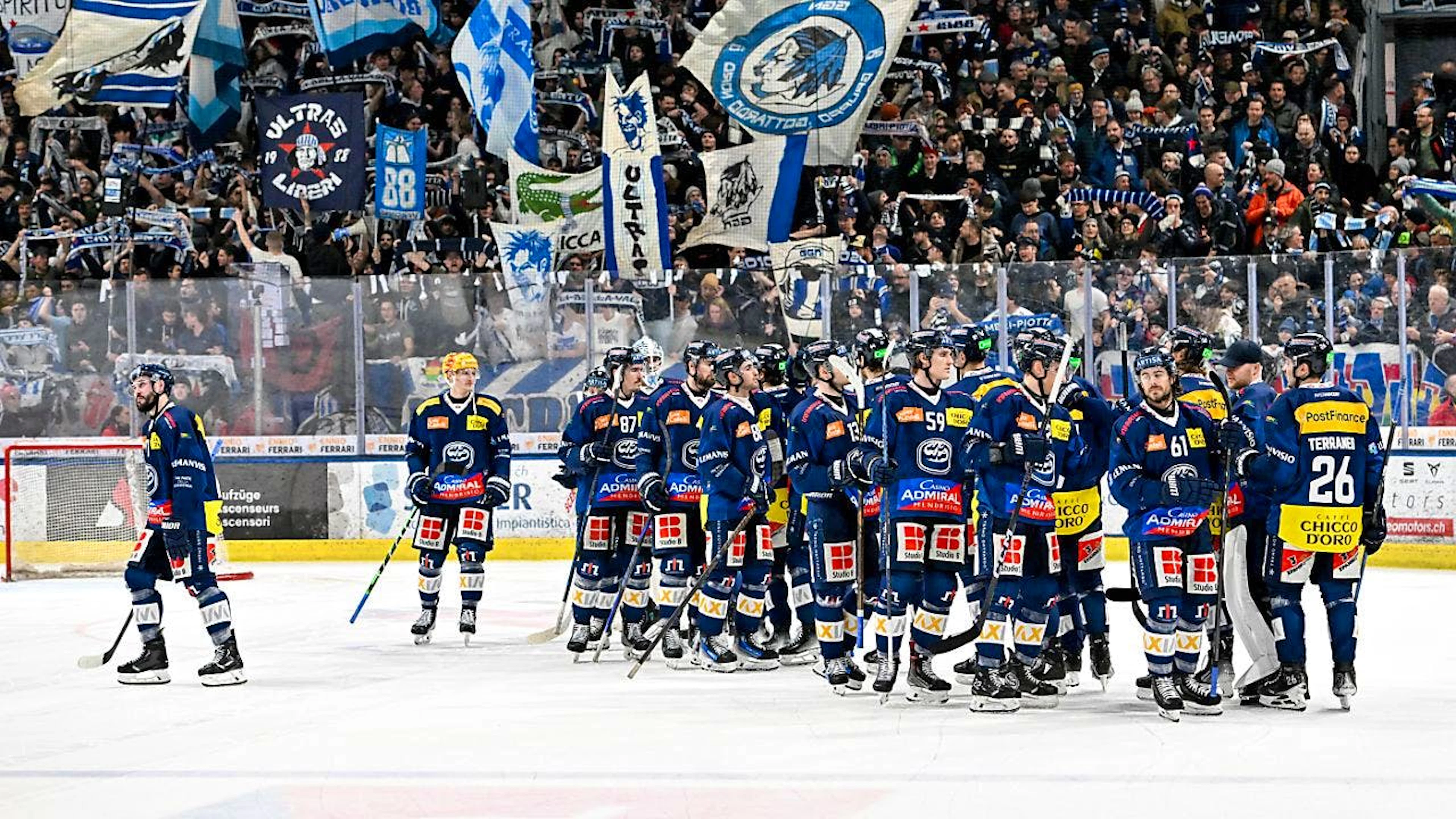 Die Spieler von Ambri-Piotta feiern nach einem Auf und Ab gegen Ajoie vor der Fankurve einen spektakulären Heimsieg