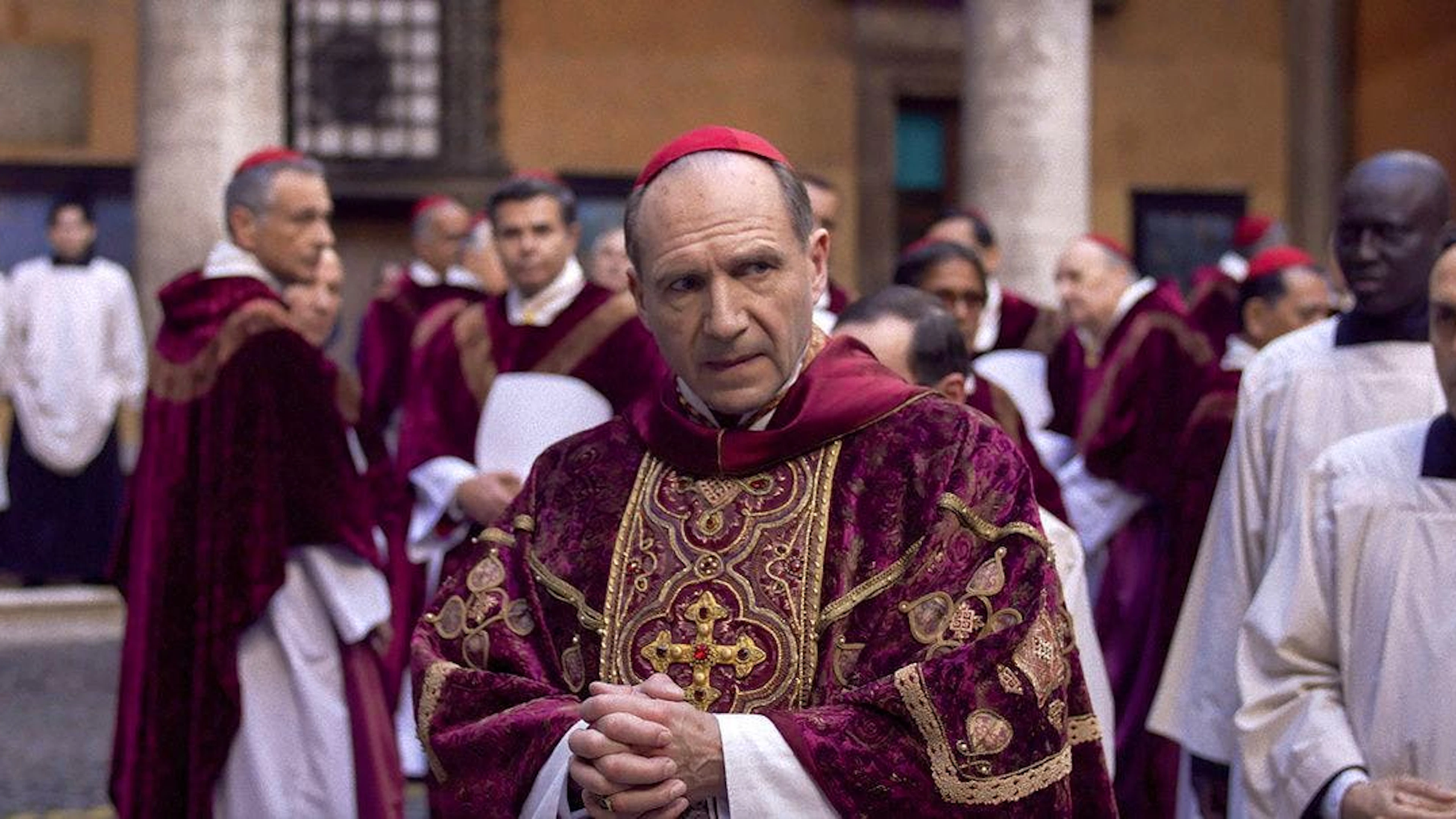In «Conclave» mit Ralph Fiennes in der Hauptrolle (M.) entbrennt ein Machtkampf um die Nachfolge.