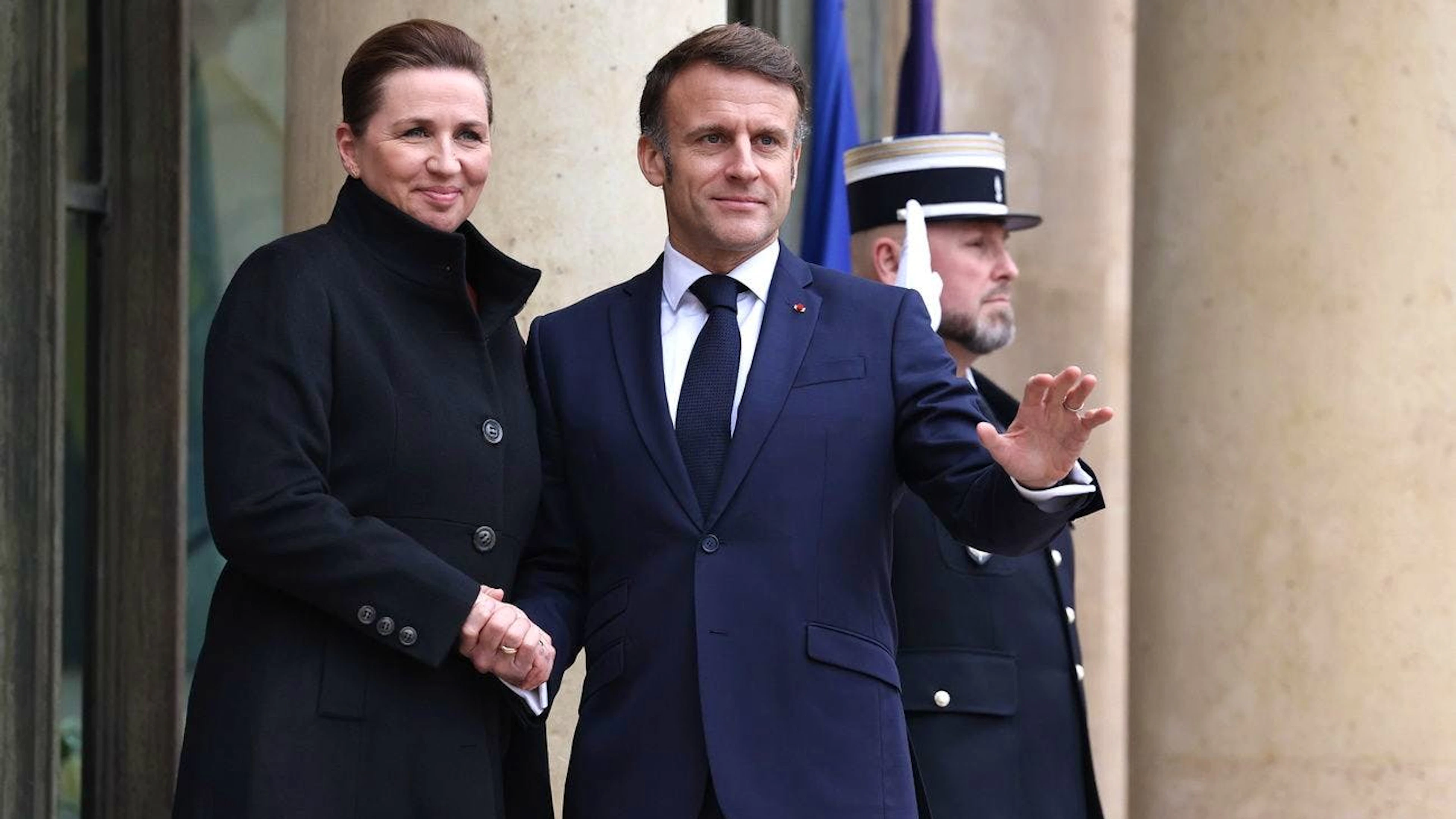Frankreichs Präsident Emmanuel Macron (r.) empfängt am Montag in Paris die dänische Premierministerin Mette Frederiksen (l.) und andere Staats- und Regierungschefs und Vertreter der EU und Nato zum Sondergipfel. (Archivbild)