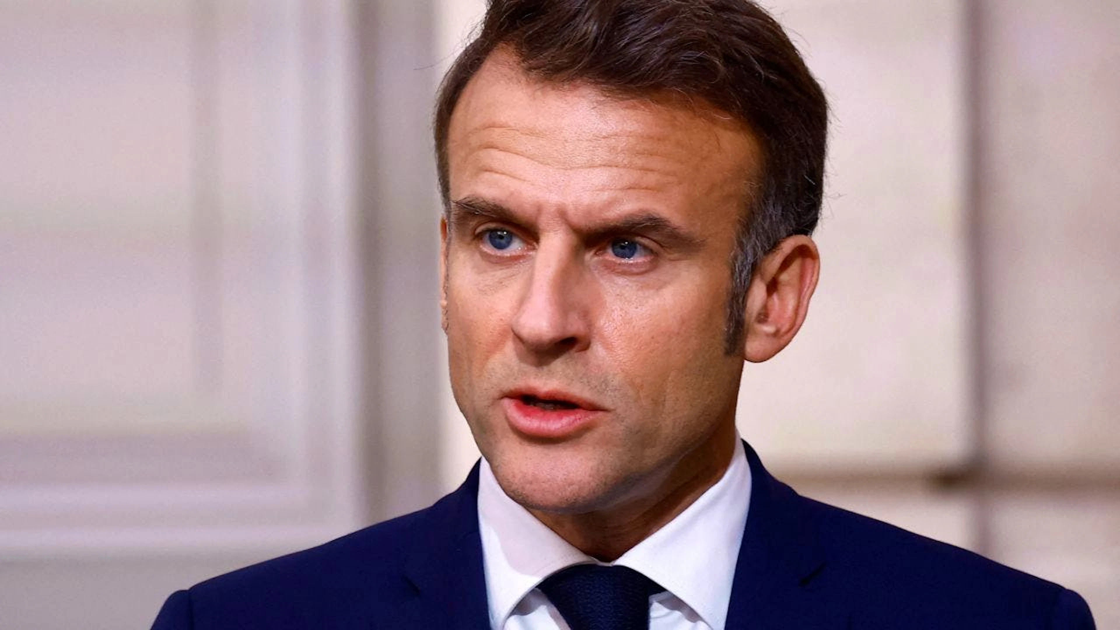 ARCHIV - Der französische Präsident Emmanuel Macron gibt im Rahmen des zweitägigen Staatsbesuchs des nigerianischen Präsidenten Tinubu in Frankreich eine Erklärung ab. Macron hat nach dem Tod des französischen Rechtsextremen Jean-Marie Le Pen auf dessen prägende Rolle verwiesen. Foto: Sarah Meyssonnier/Reuters Pool/AP/dpa