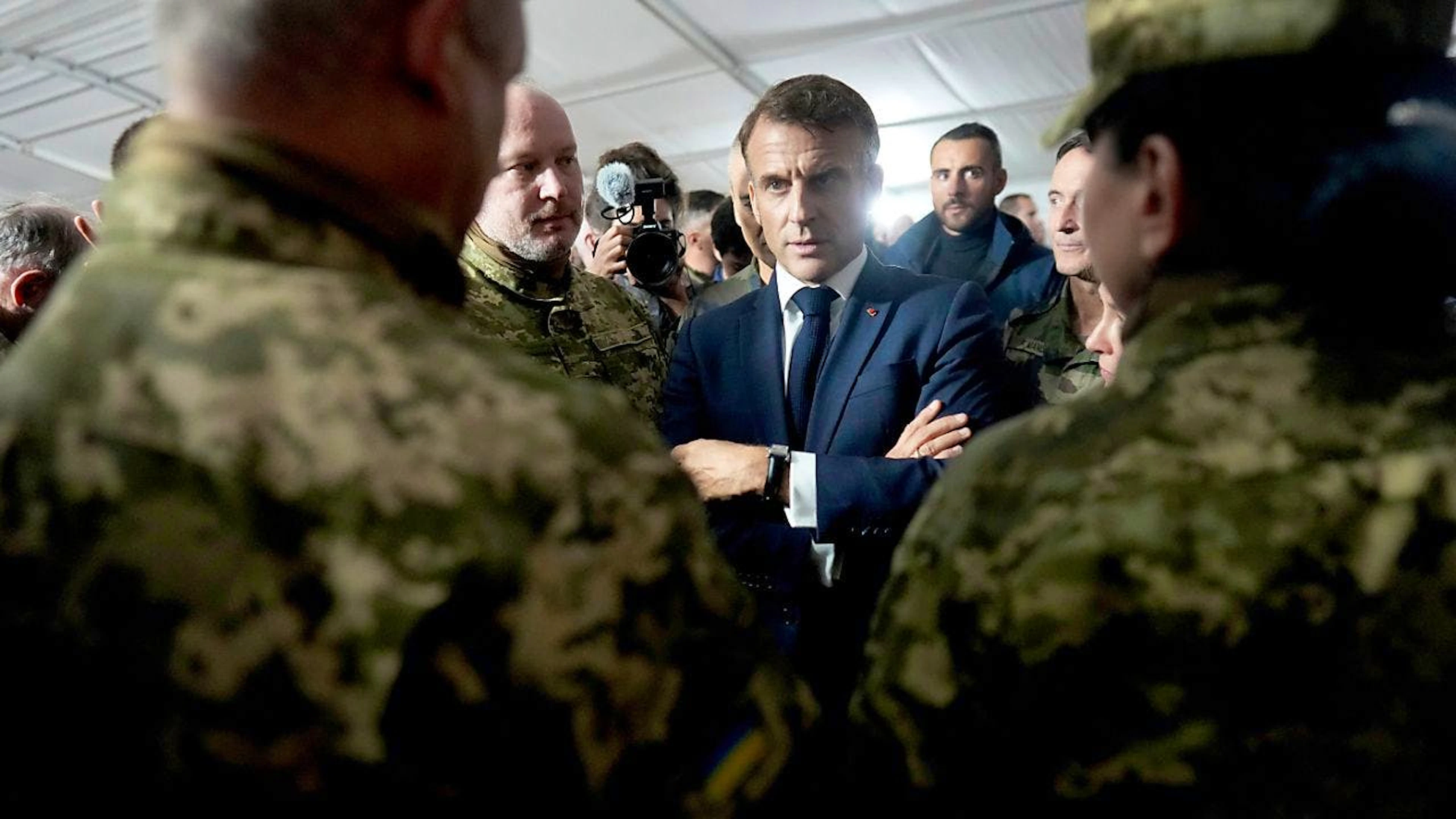 ARCHIV - Der französische Präsident Emmanuel Macron (M) spricht mit ukrainischen Soldaten in einem Militärlager in Ostfrankreich. In Paris kommen europäische Staats- und Regierungschefs am Montag zusammen, um über einen gemeinsamen Kurs angesichts der US-Pläne für eine Beendigung des Ukraine-Kriegs zu beraten. Foto: Thibault Camus/AP/dpa
