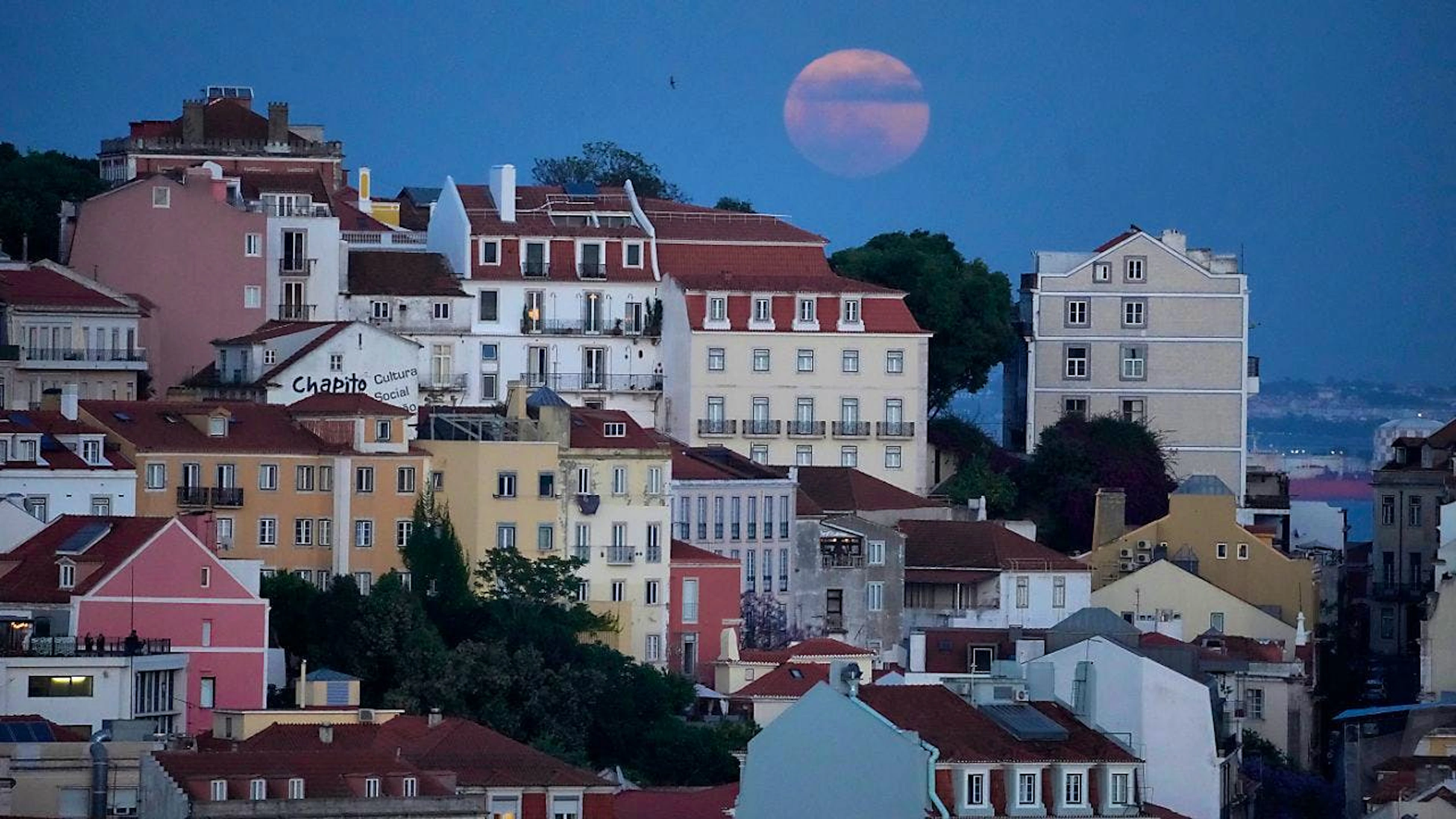 ARCHIV - Der Vollmond geht über Lissabon auf. Foto: Armando Franca/AP/dpa