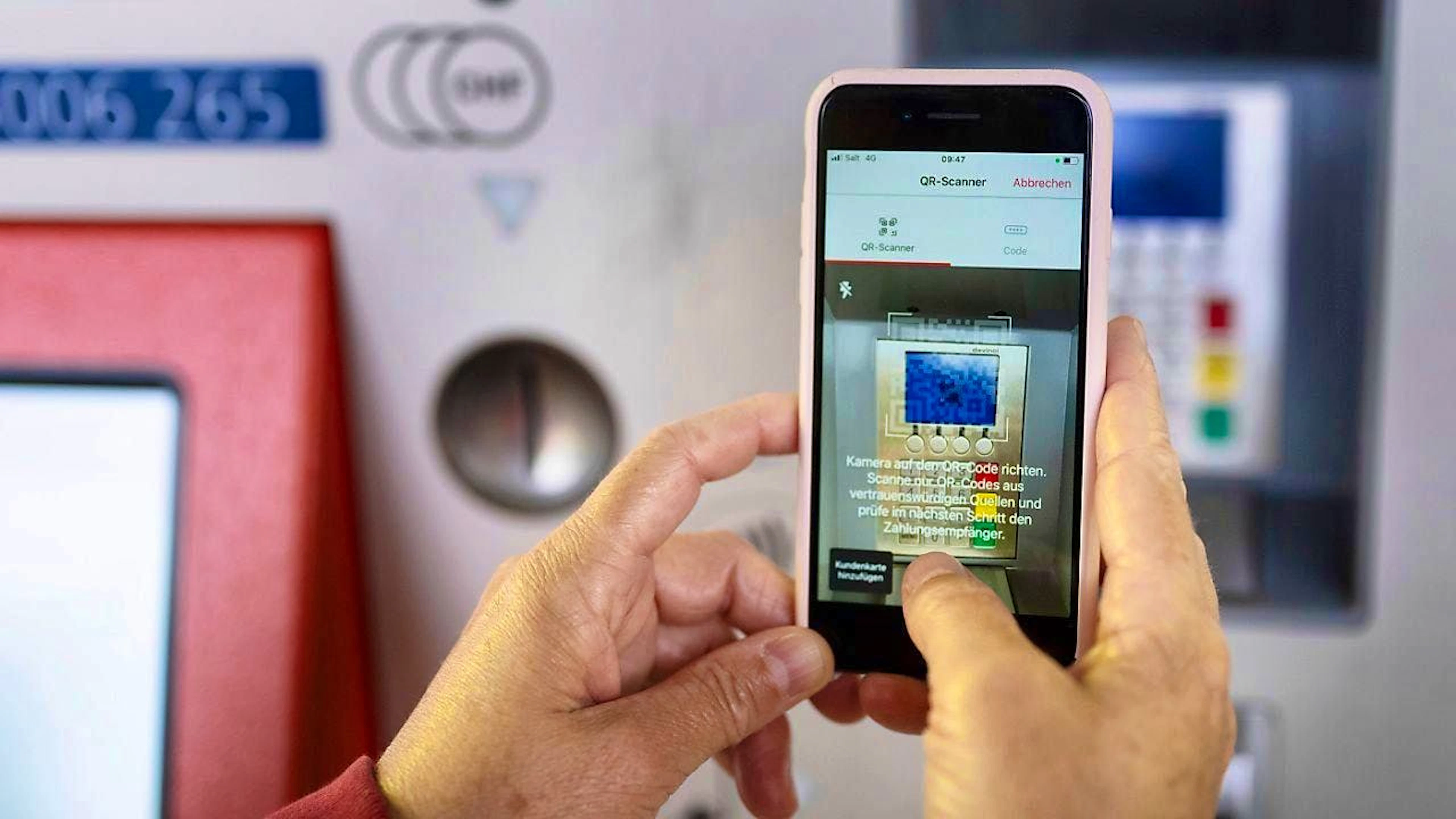 Paying with a smartphone, watch or other device is becoming increasingly popular in Switzerland. According to the Swiss Payment Monitor, mobile payment is the most widely used payment method in terms of both the number of transactions and turnover. (symbolic image)