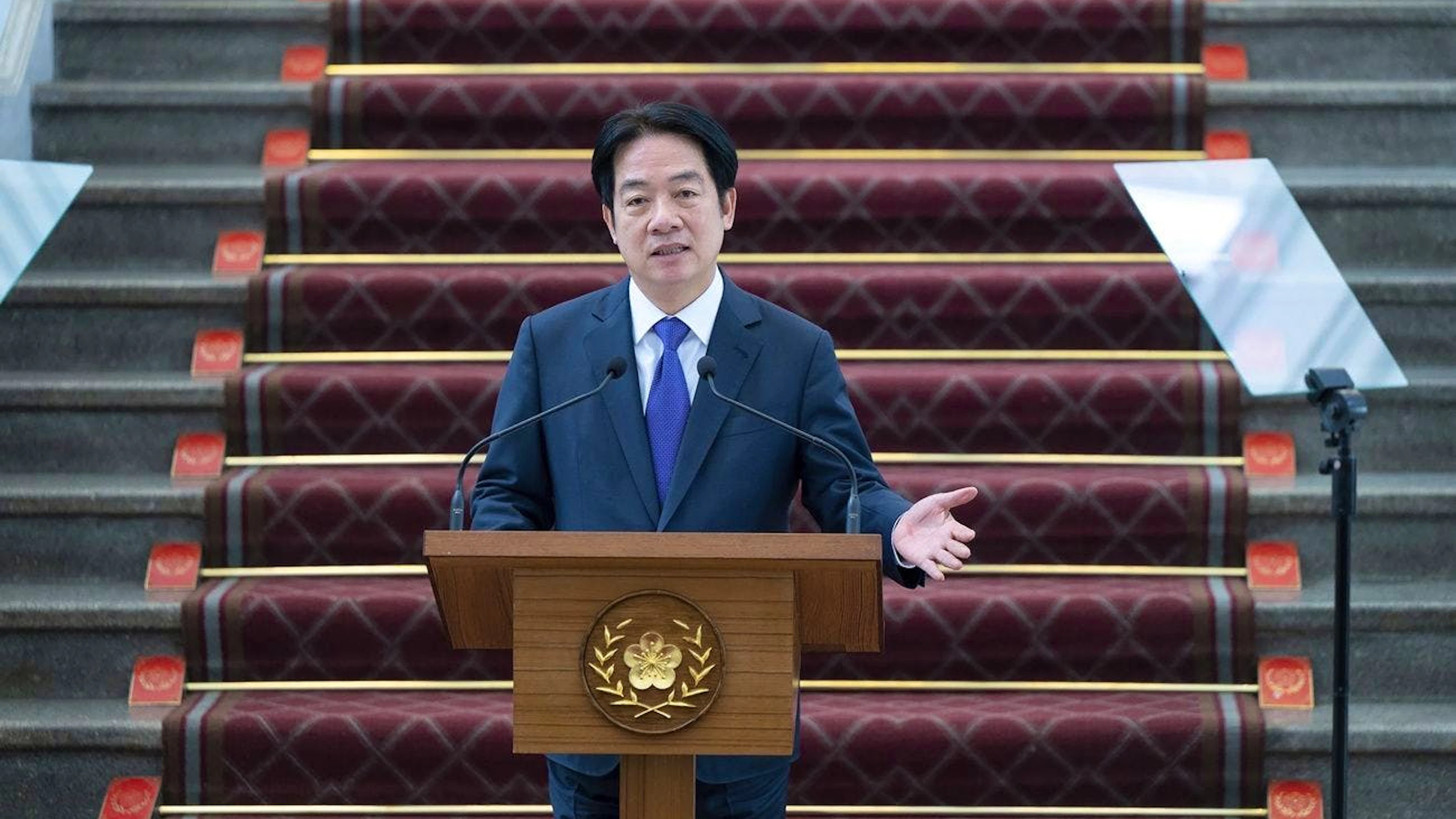 le président taïwanais Lai Ching-te s'exprime lors d'une conférence de presse après une réunion de sécurité sur les tarifs douaniers imposés par le président américain Trump à ses partenaires commerciaux et aux semi-conducteurs, au bureau présidentiel de Taipei, le vendredi 14 février 2025.