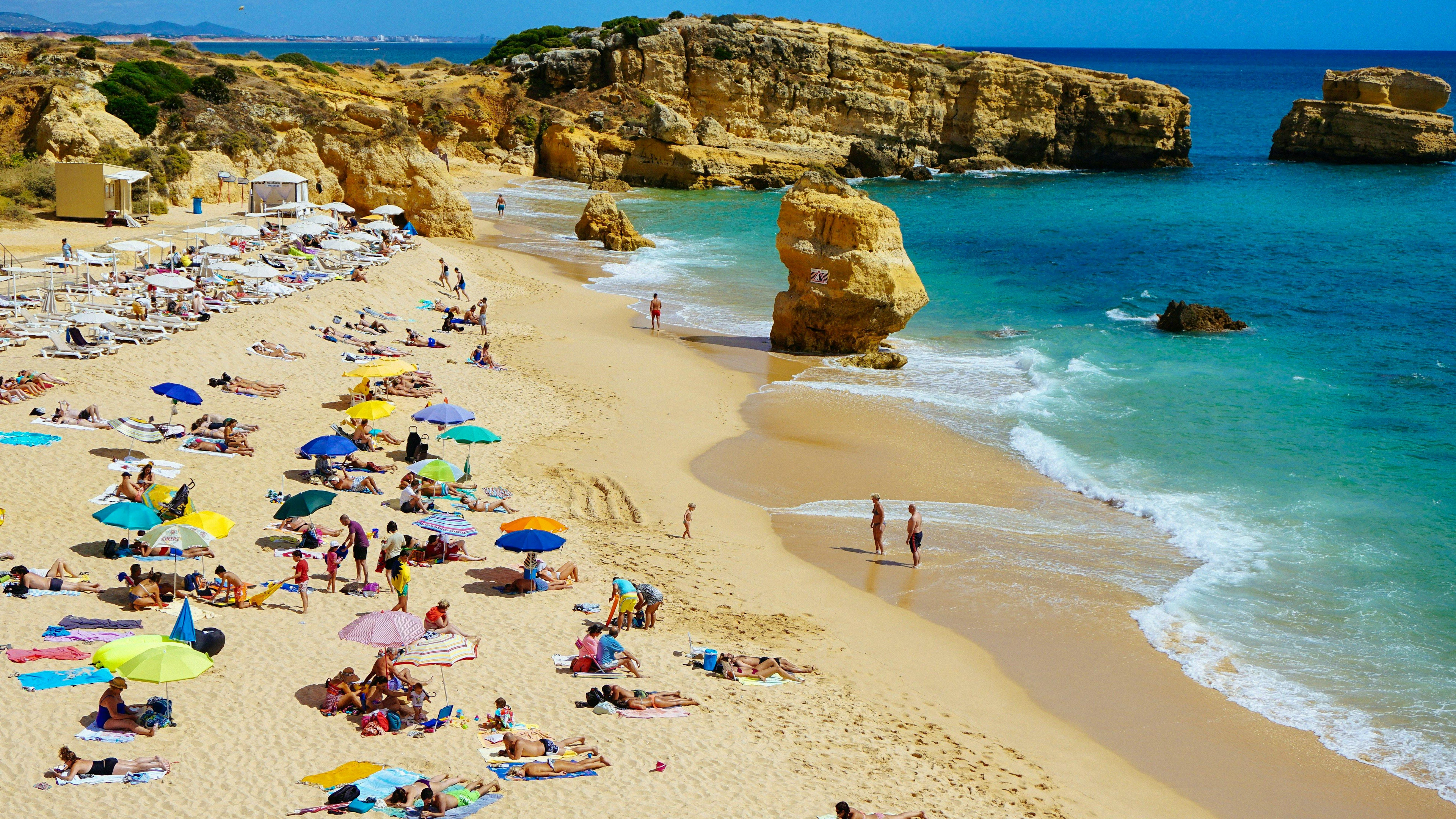Bikinis dürfen in Albufeira, Portugal, bald nur noch am Strand getragen werden. Der Badeort will ein Bikini-Verbot in der Stadt einführen.