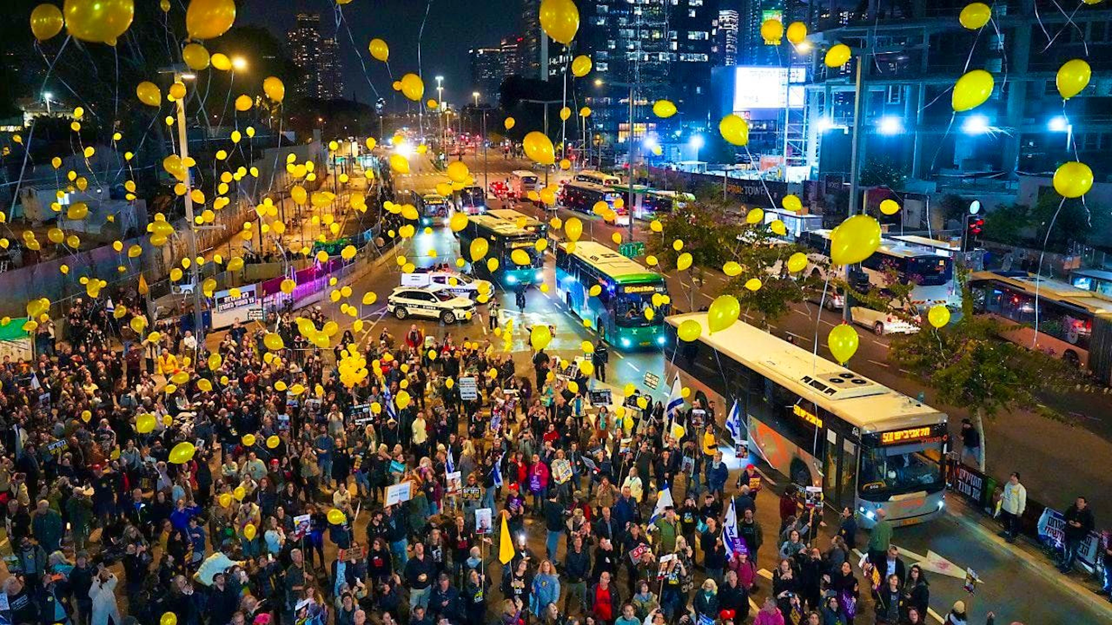 dpatopbilder - Relatives and supporters of Israelis held hostage by Hamas in the Gaza Strip take part in a rally in Tel Aviv commemorating 500 days of captivity and demanding the release of the remaining hostages. Photo: Ariel Schalit/AP/dpa