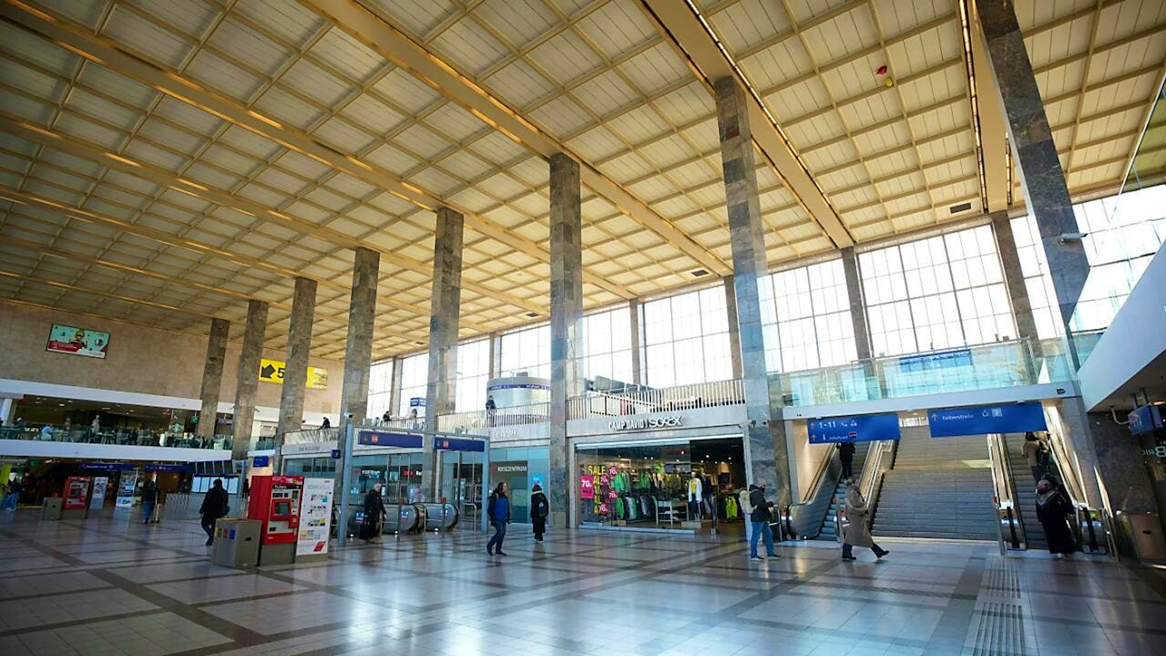 Blick in den Wiener Westbahnhof..Österreichs Verfassungsschützer haben nach eigenen Angaben einen geplanten islamistischen Anschlag auf den Wiener Westbahnhof verhindert. Der Verdächtige ist ein 14-jähriger Österreicher, wie das Innenministerium mitteilte. Foto: Georg Hochmuth/APA/dpa