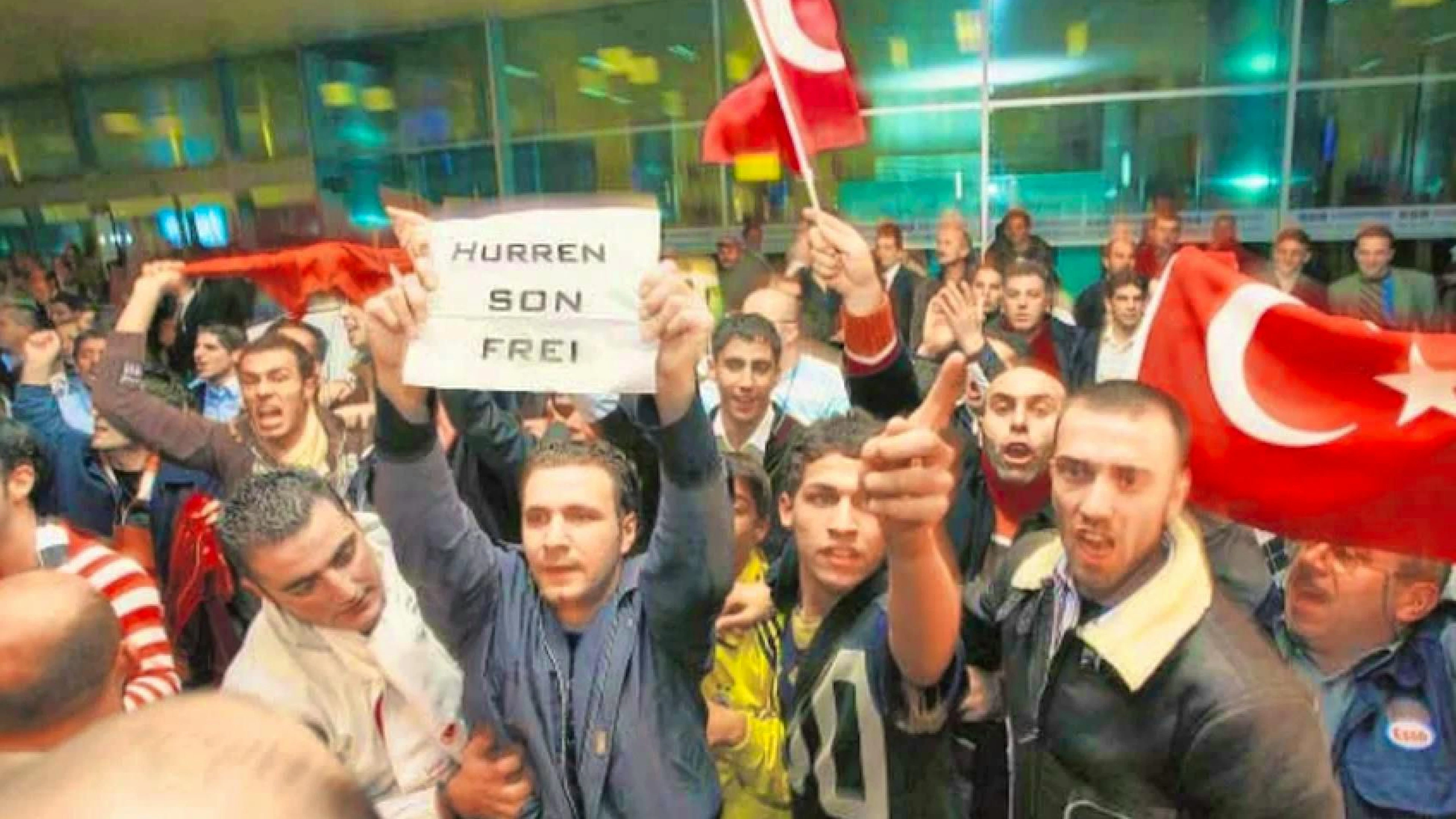Turkish football fans do not welcome Alex Frei with open arms in 2005.