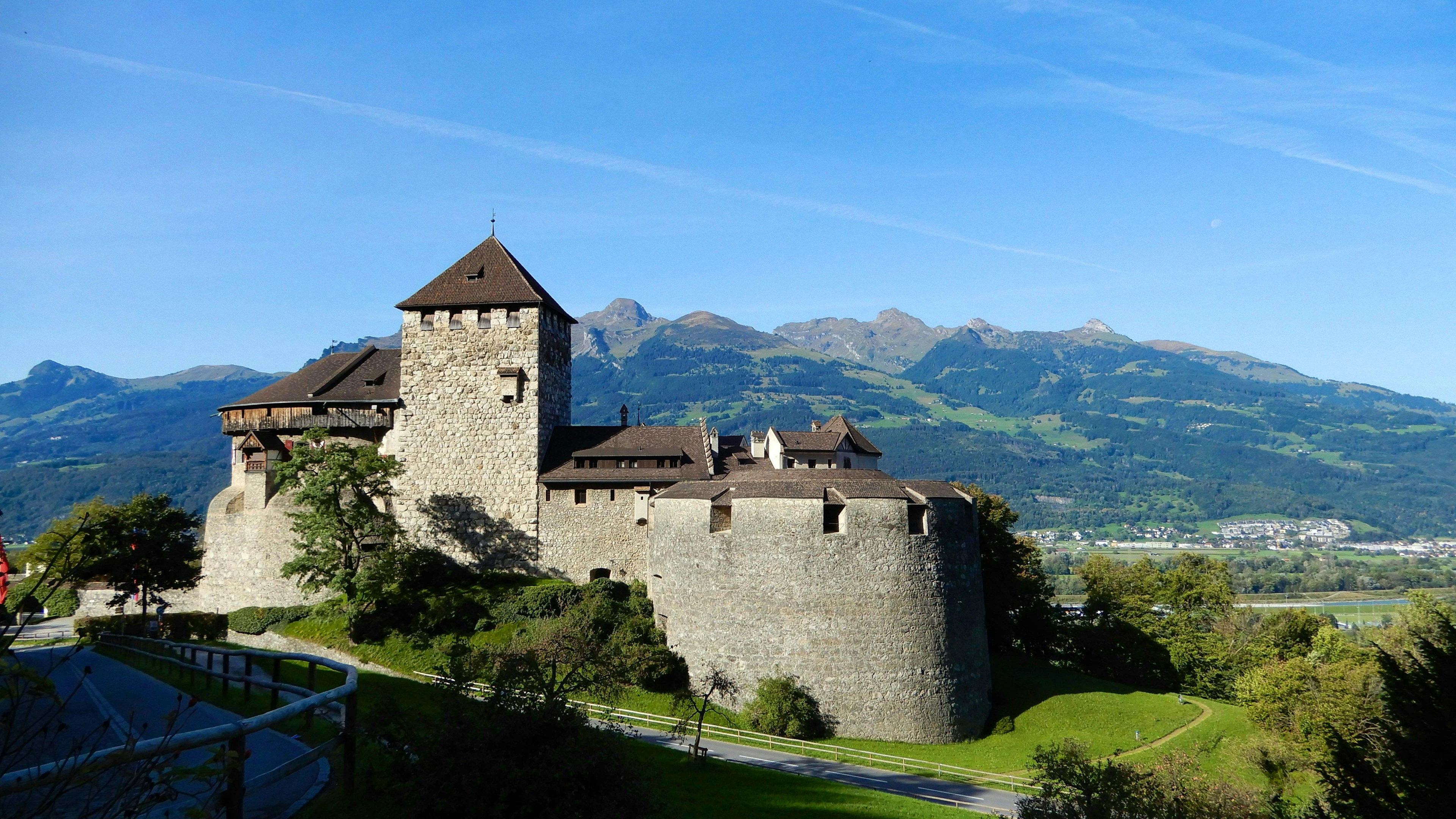 Die Fürstenfamilie wohnt im Schloss Vaduz, besucht werden kann das Gebäude daher nicht.