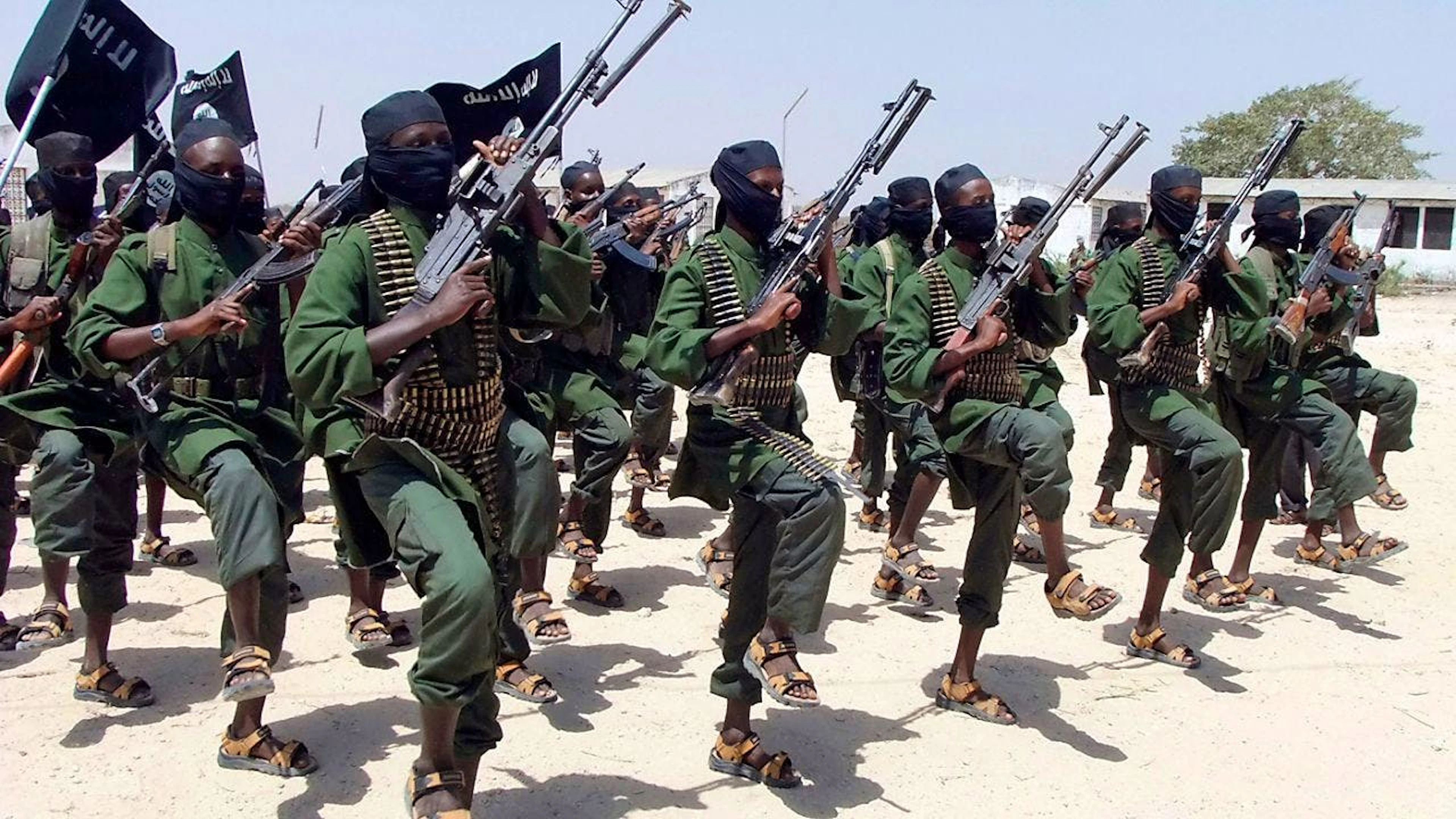 ARCHIV - Al-Shabaab-Kämpfer bei militärischen Übungen in Somalia (Archivbild). Foto: Farah Abdi Warsameh/AP/dpa