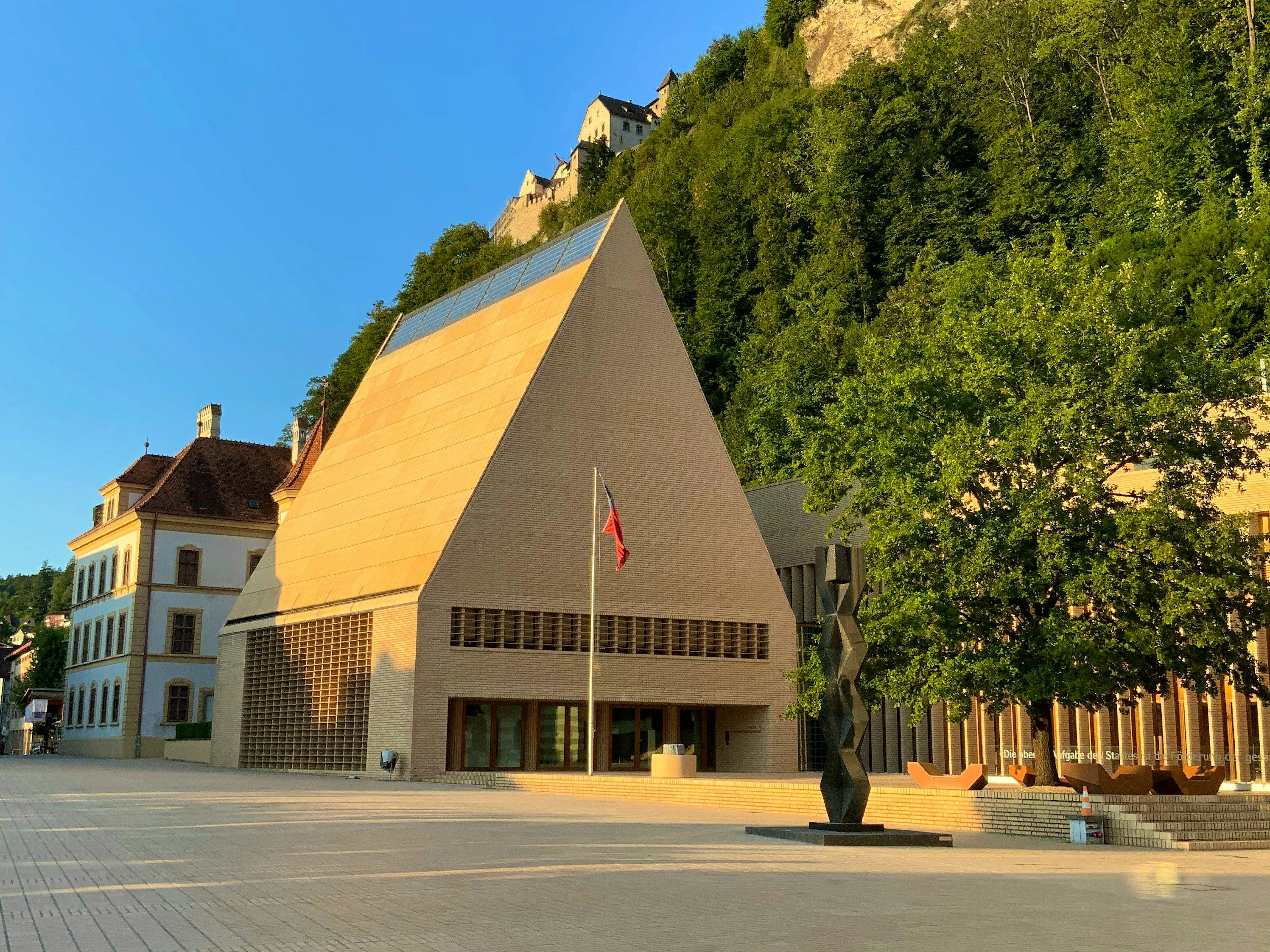 Das Landtagsgebäude nennen viele einen «Toblerone-Würfel».