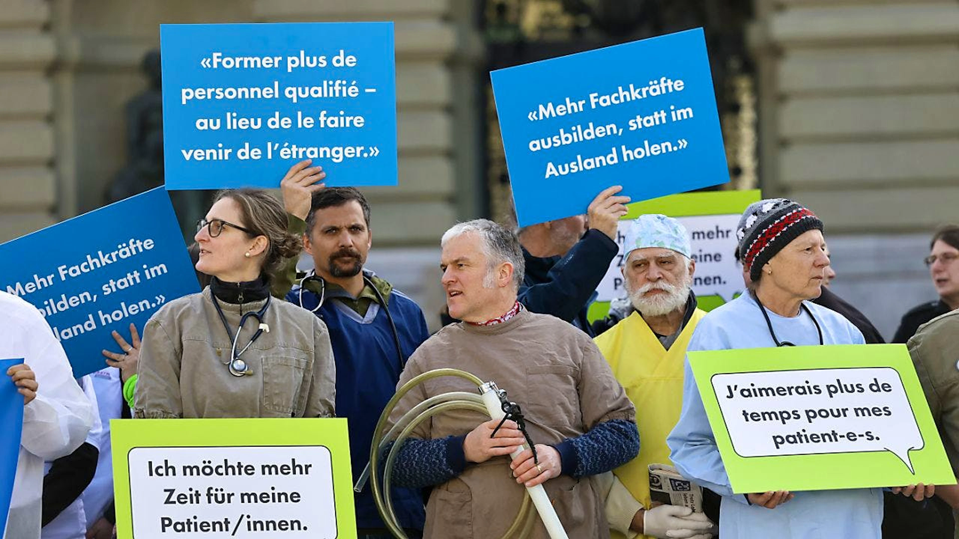 Quattro associazioni di professioni di medicina umana e una di veterinaria hanno manifestato oggi sulla Piazza federale per denunciare il degrado delle condizioni di lavoro.