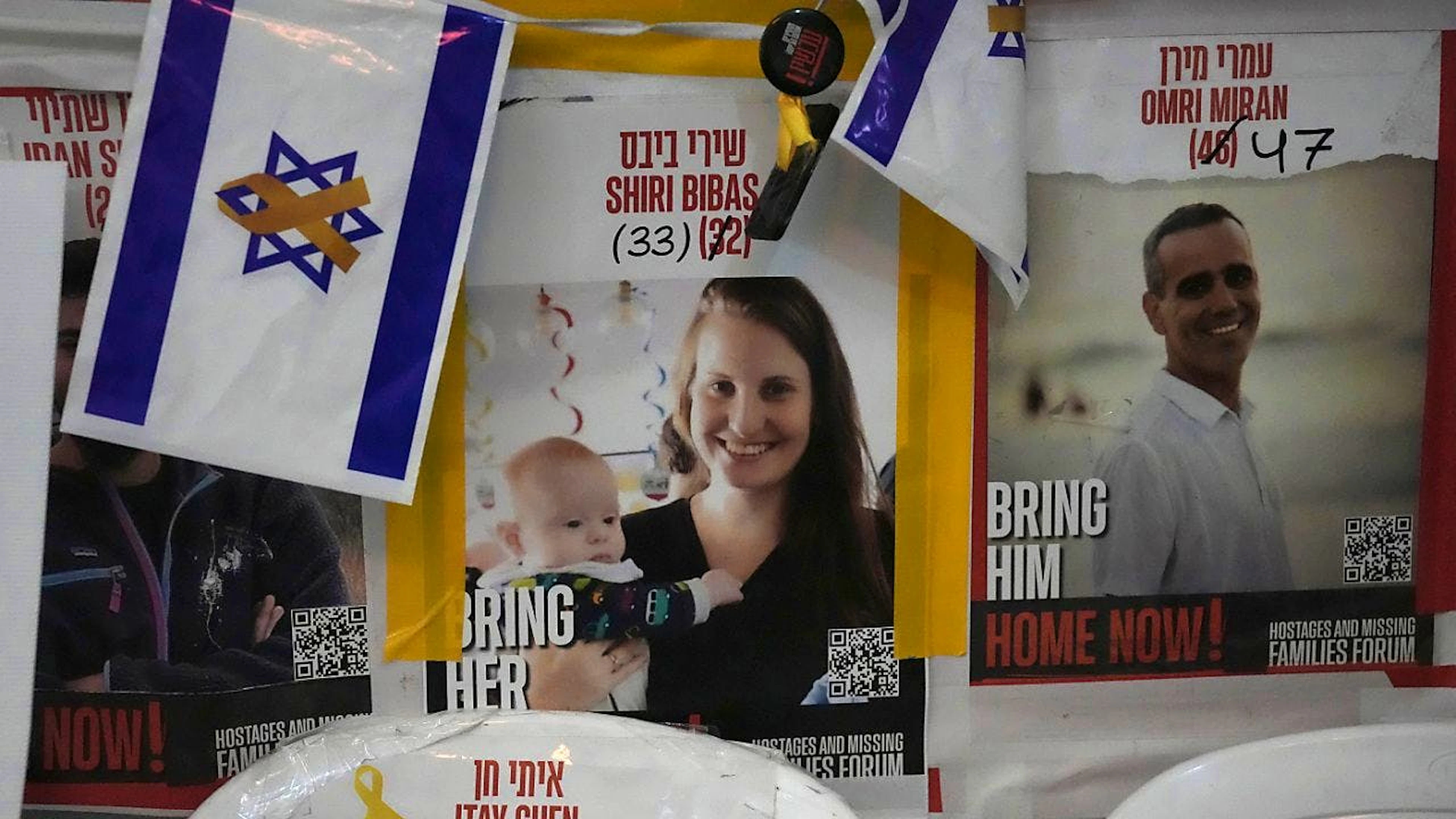 Ein Plakat in Jerusalem zeigt die junge Mutter Schiri Bibas, die am 7. Oktober 2023 nach Gaza entführt wurde. Foto: Mahmoud Illean/AP/dpa