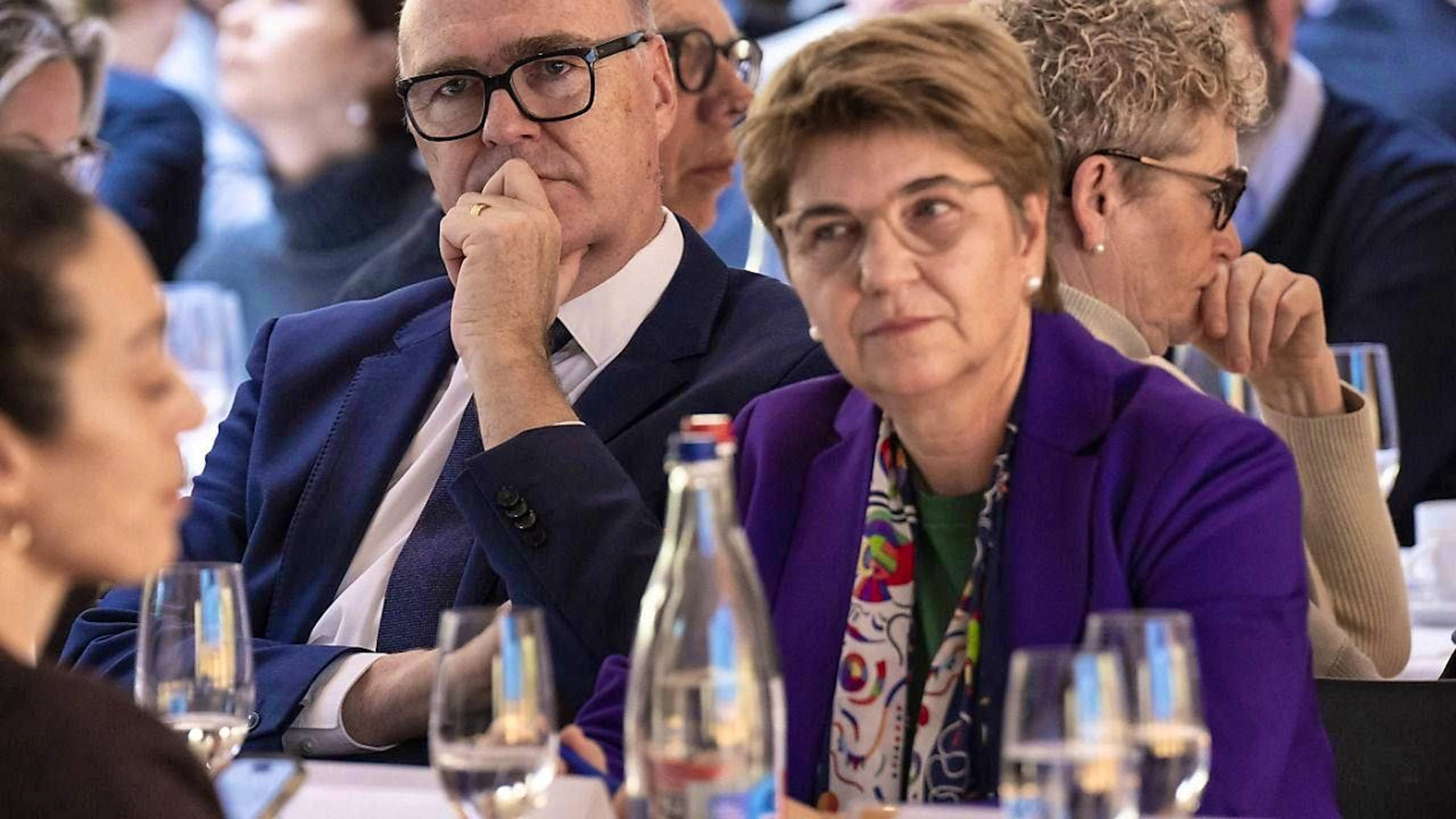 The outgoing Federal Councillor Viola Amherd was honored by party president Gerhard Pfister at the delegates' meeting of Mitte Schweiz in Visp VS on Saturday. Next to her, Federal Council candidate Martin Pfister listened attentively to the speech.