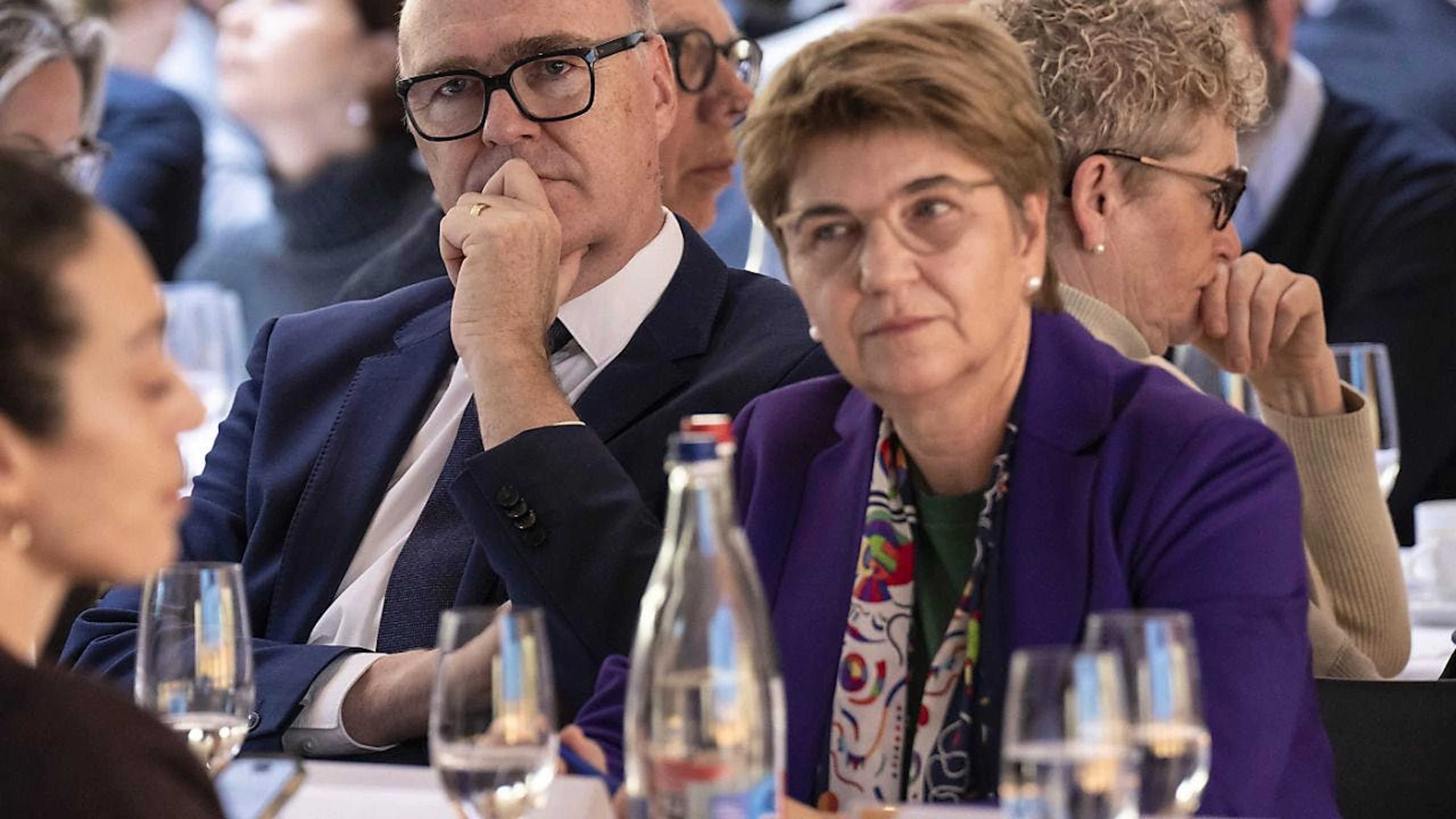 Die scheidende Bundesrätin Viola Amherd wurde am Samstag an der Delegiertenversammlung der Mitte Schweiz in Visp VS von Parteipräsident Gerhard Pfister gewürdigt. Neben ihr verfolgt Bundesratskandidat Martin Pfister die Rede aufmerksam.