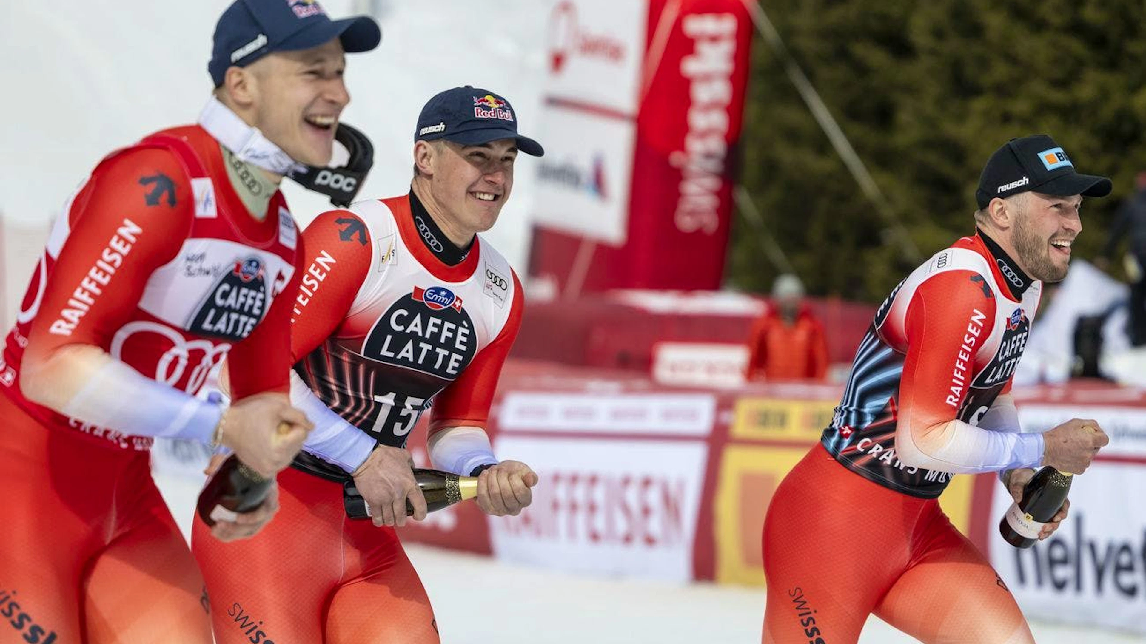 Franjo von Allmen, Alexis Monney e Marco Odermatt festeggiano la vittoria a Crans Montana.