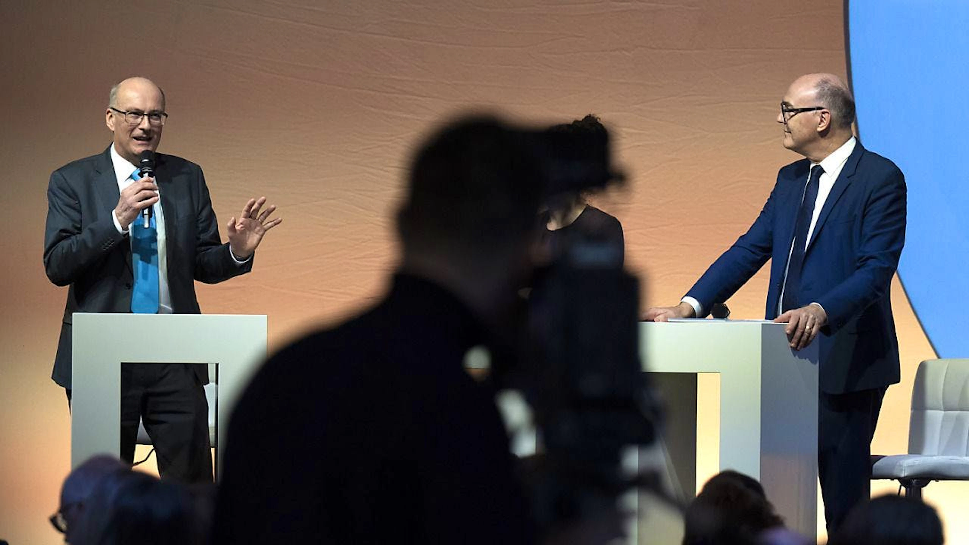 Die Bundesratskandidaten Markus Ritter (links) und Martin Pfister (rechts) beantworten auf der Delegiertenversammlung der Mitte Schweiz in Visp VS Fragen zu sachpolitischen Themen, aber auch zu persönlichen, etwa kulinarischen Vorlieben.