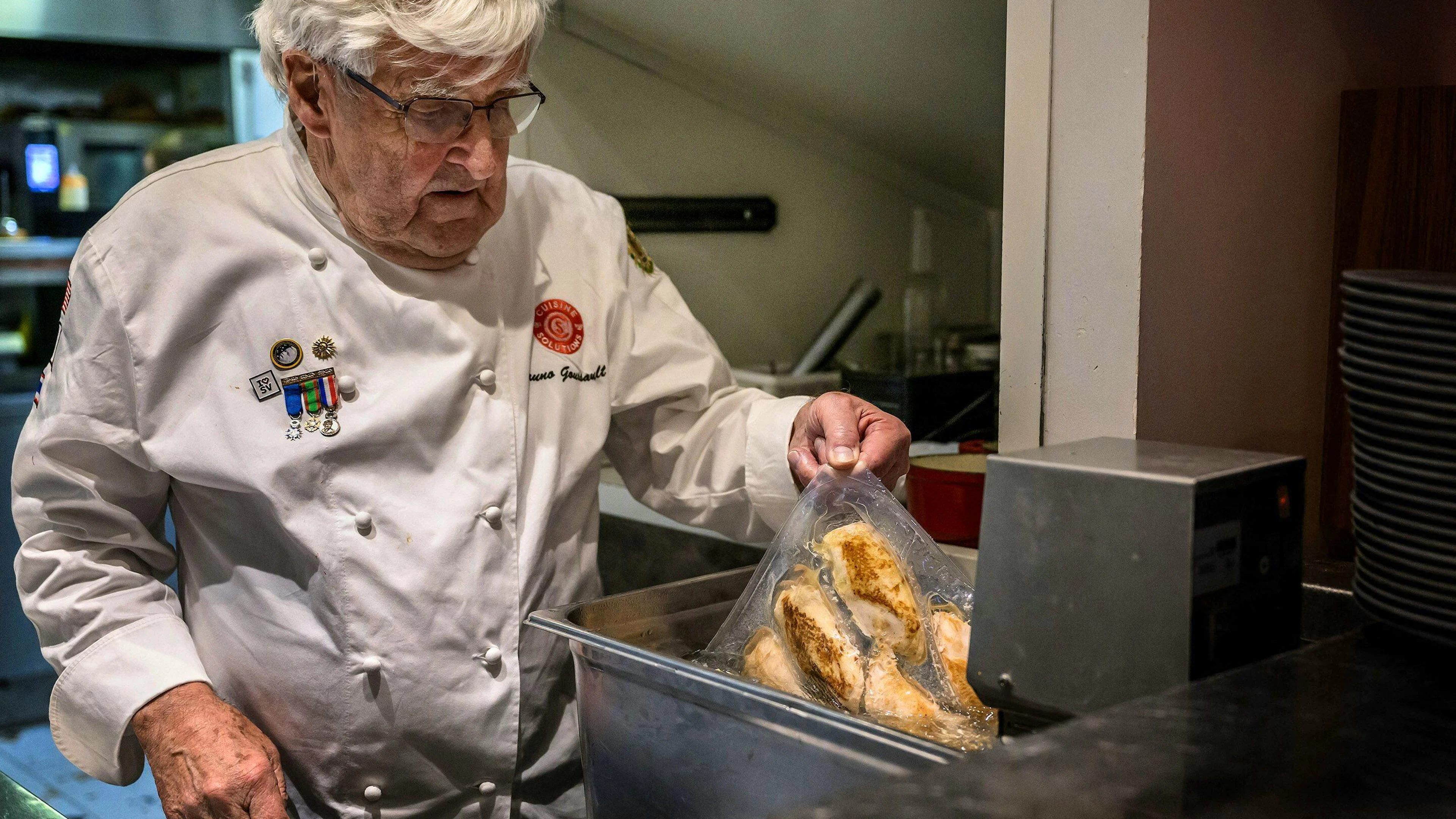 On doit à Bruno Goussault l'invention de la cuisine sous vide à "juste température", une technique méconnue du grand public, pourtant souvent utilisée à travers le monde.