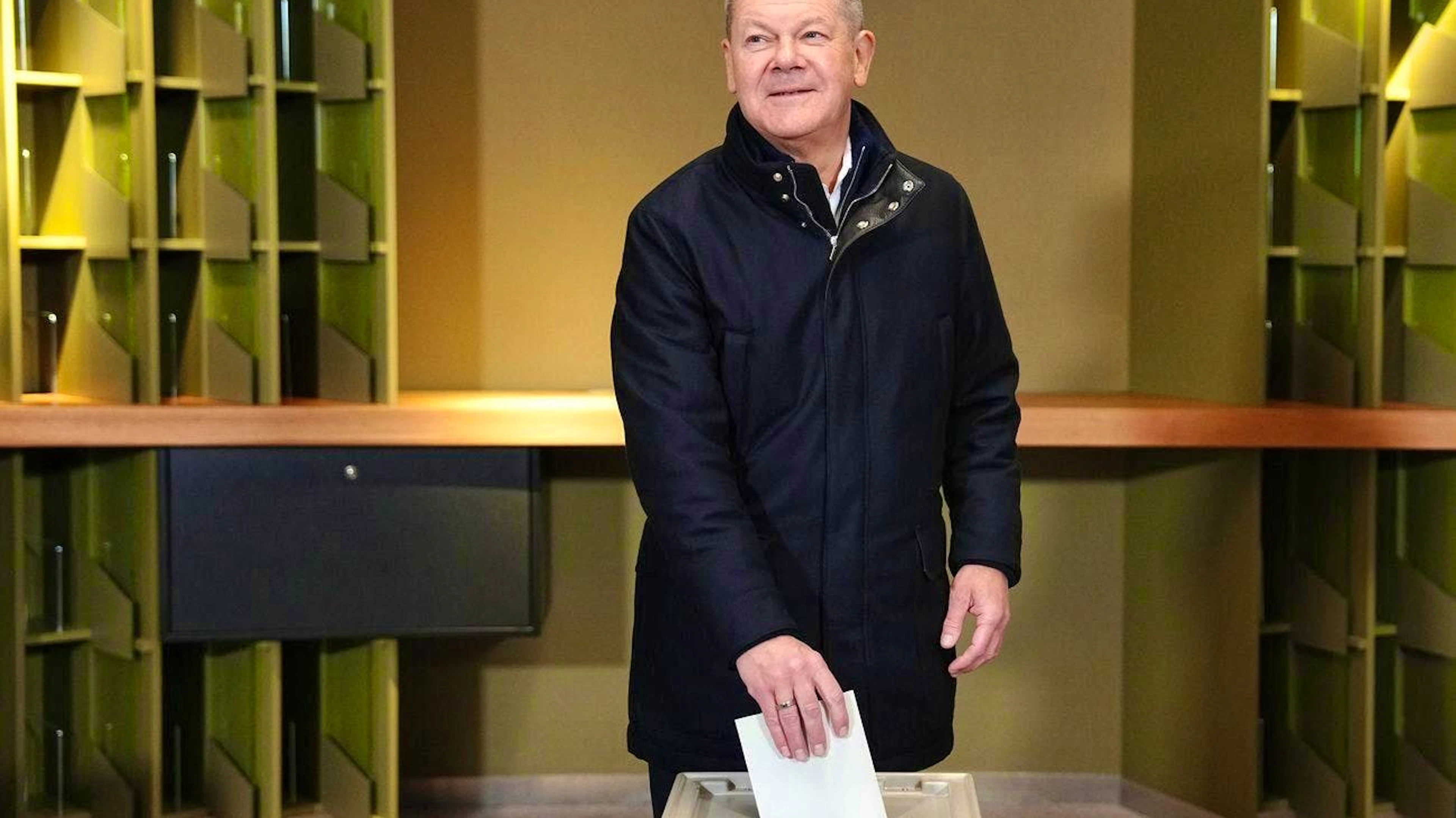 Federal Chancellor Olaf Scholz (SPD) casts his vote at the polling station in Potsdam.