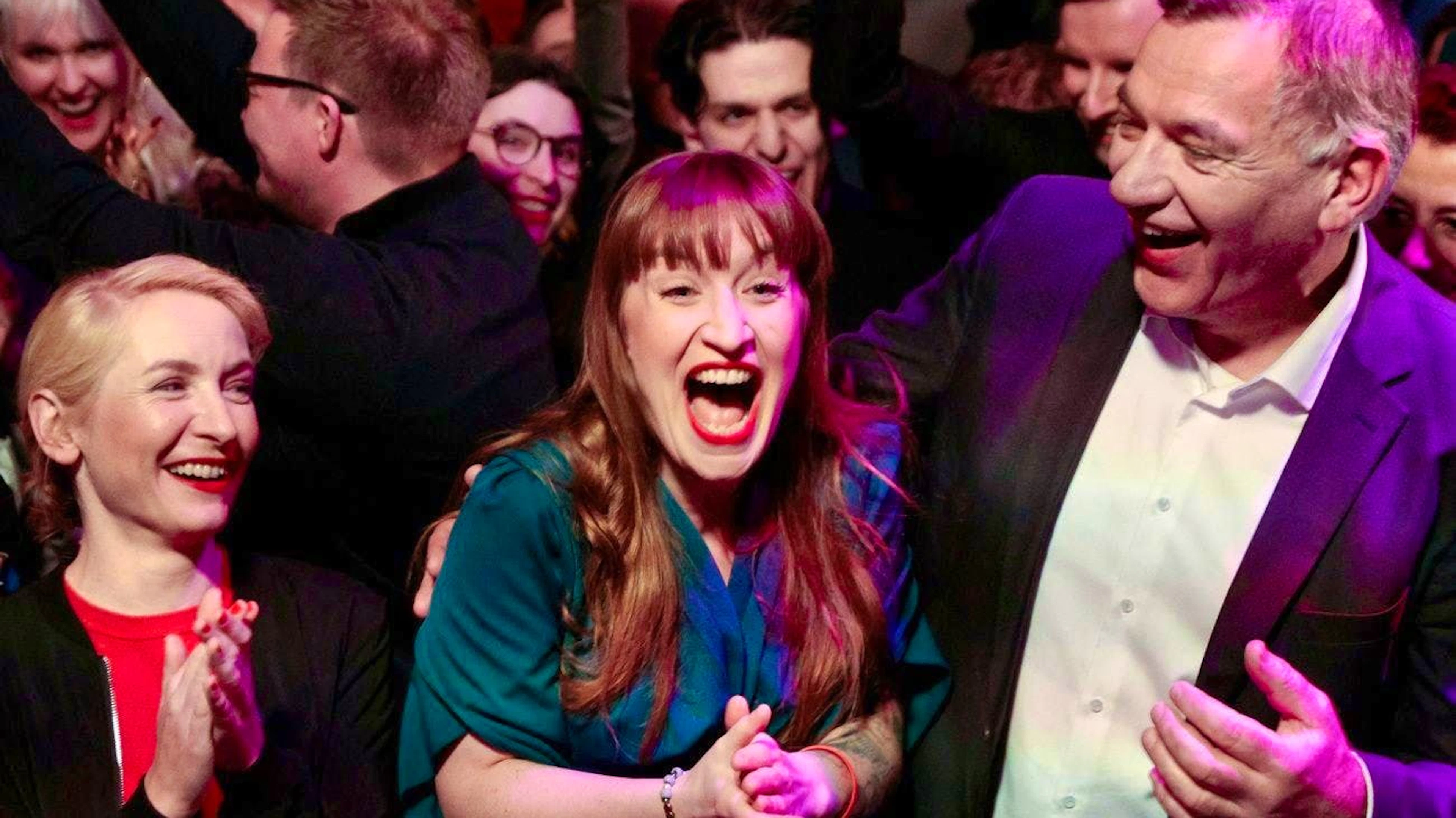 Heidi Reichinnek (in the middle) is delighted with the election results.