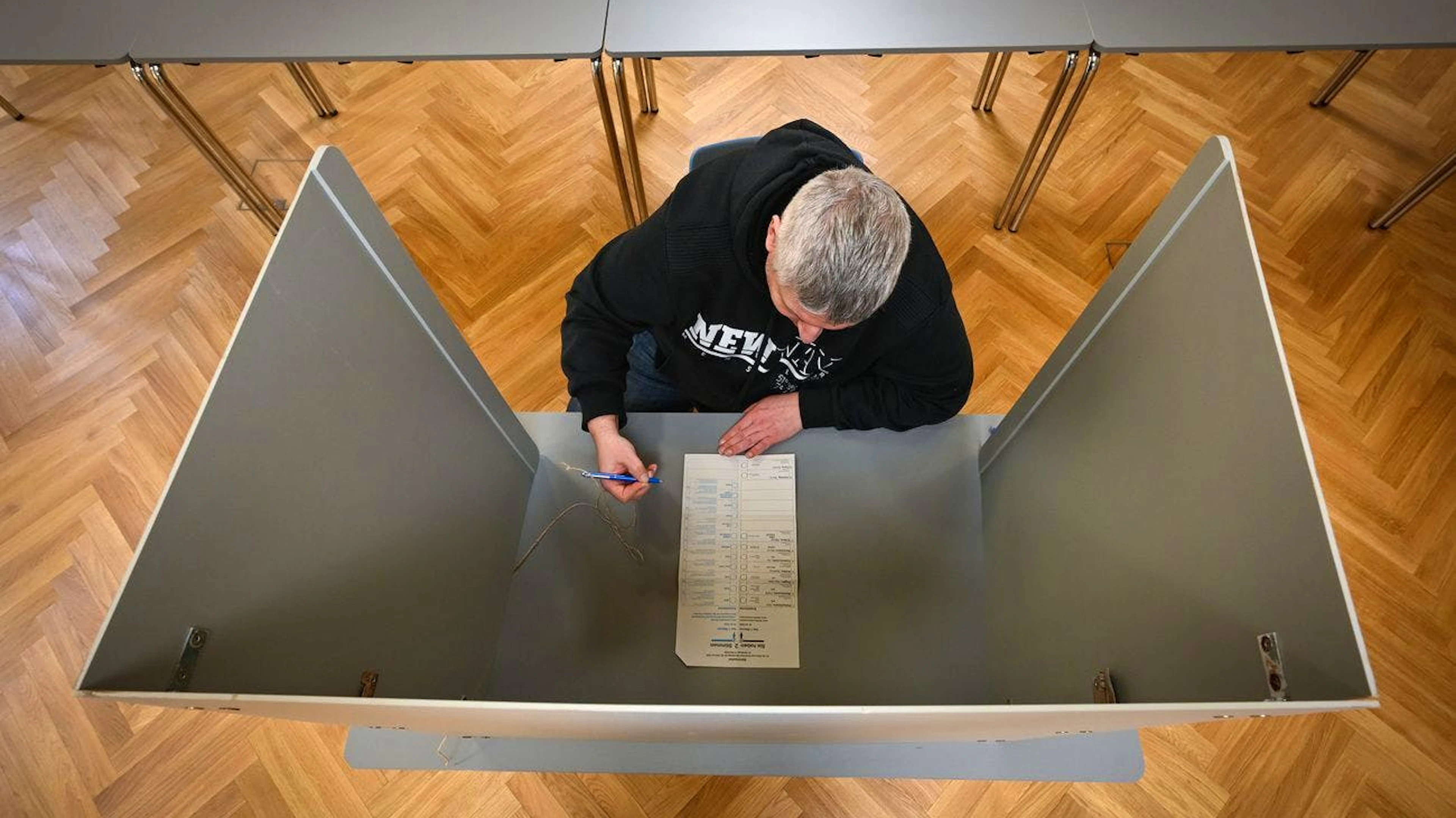 Ein Wähler am Sonntag in Sachsen: Deutschland zeigt sich tief gespalten. 