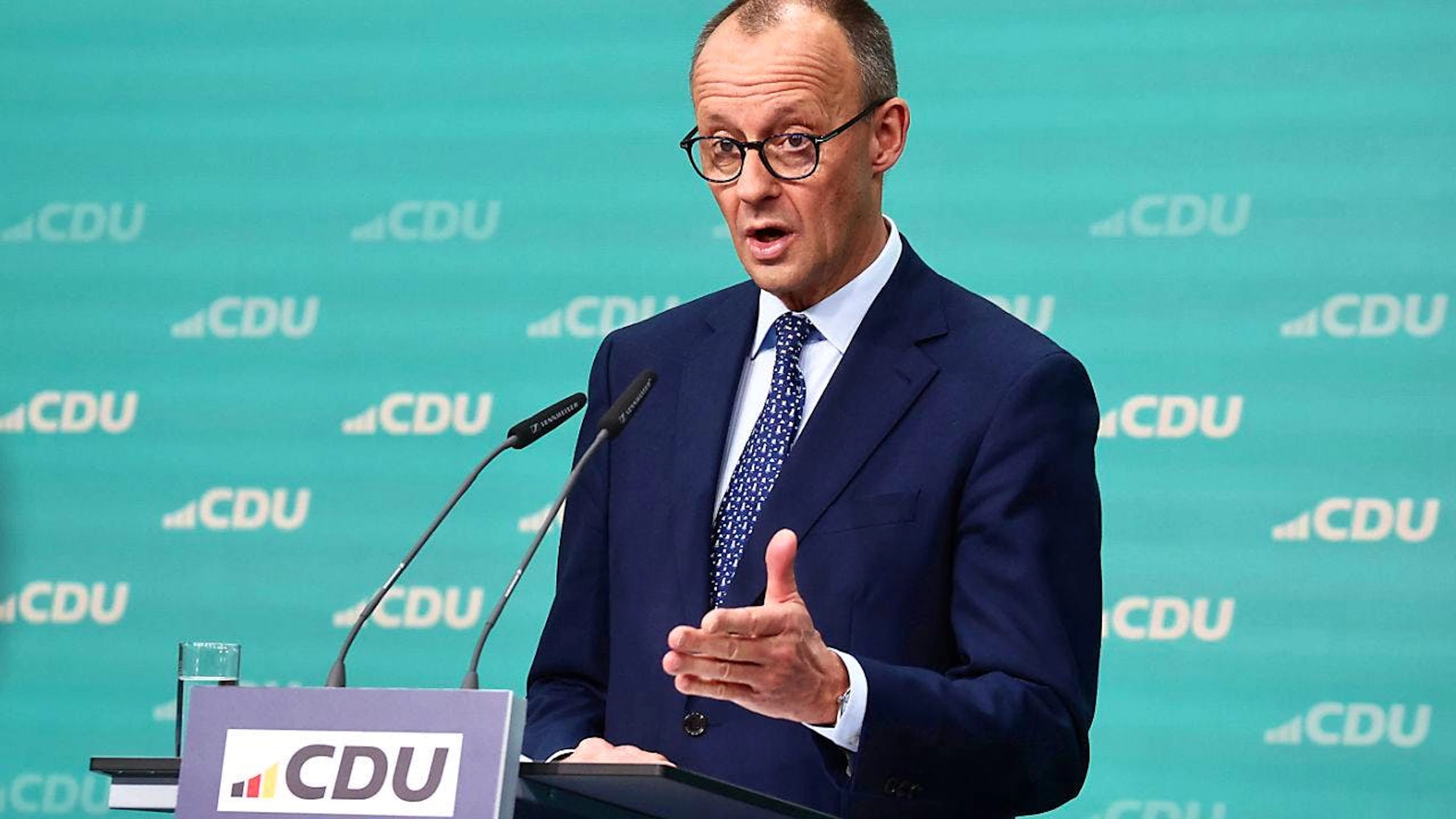 Friedrich Merz, CDU-Bundesvorsitzender und CDU/CSU-Fraktionsvorsitzender im Bundestag, spricht während einer Pressekonferenz nach der Sitzung des CDU-Vorstands. Foto: Christoph Soeder/dpa