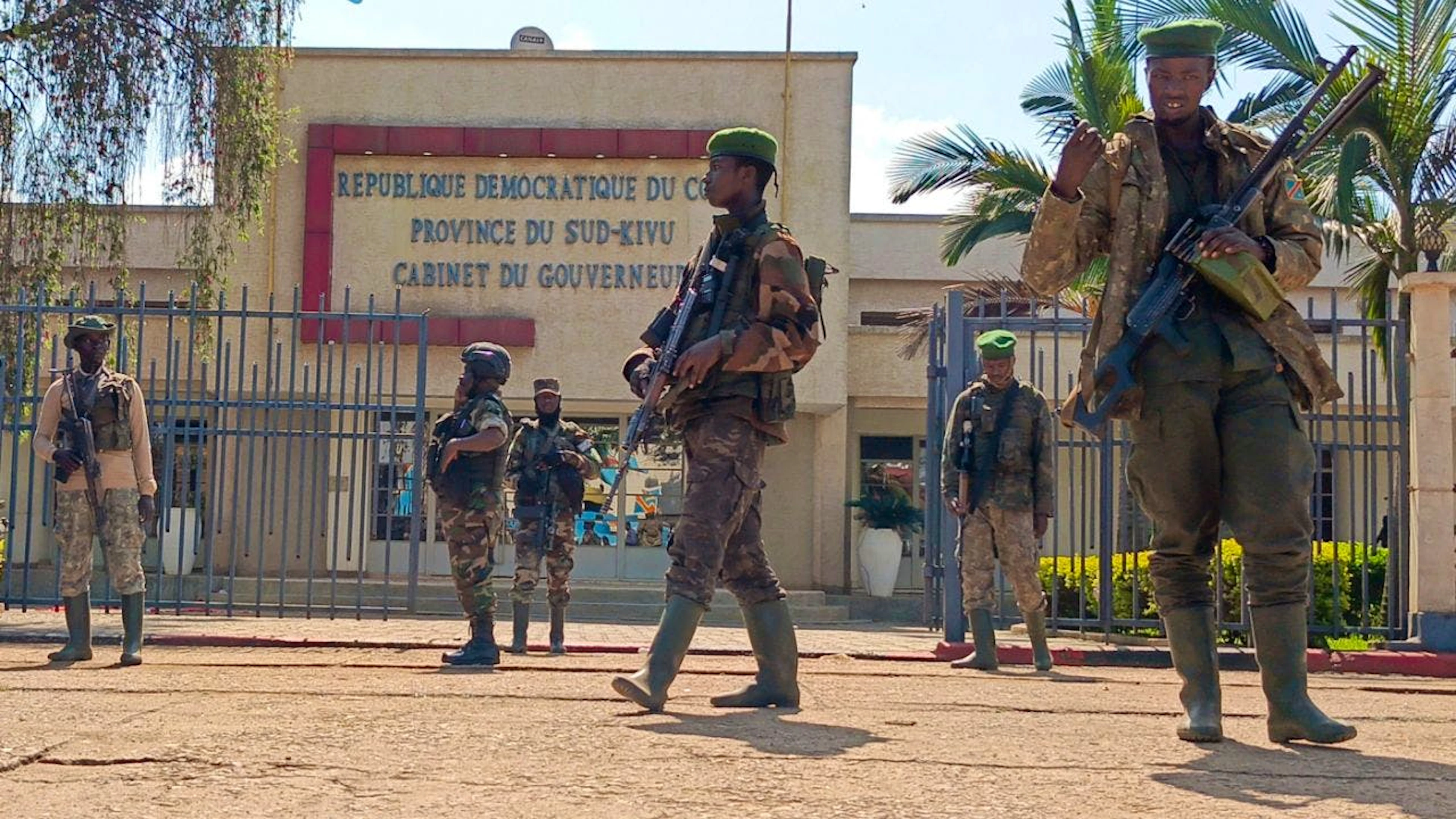 M23-Rebellen halten Wache vor dem Verwaltungsgebäude der Provinz Süd-Kivu im Zentrum der zweitgrößten Stadt des Ostkongo, Bukavu. Foto: Janvier Barhahiga/AP/dpa