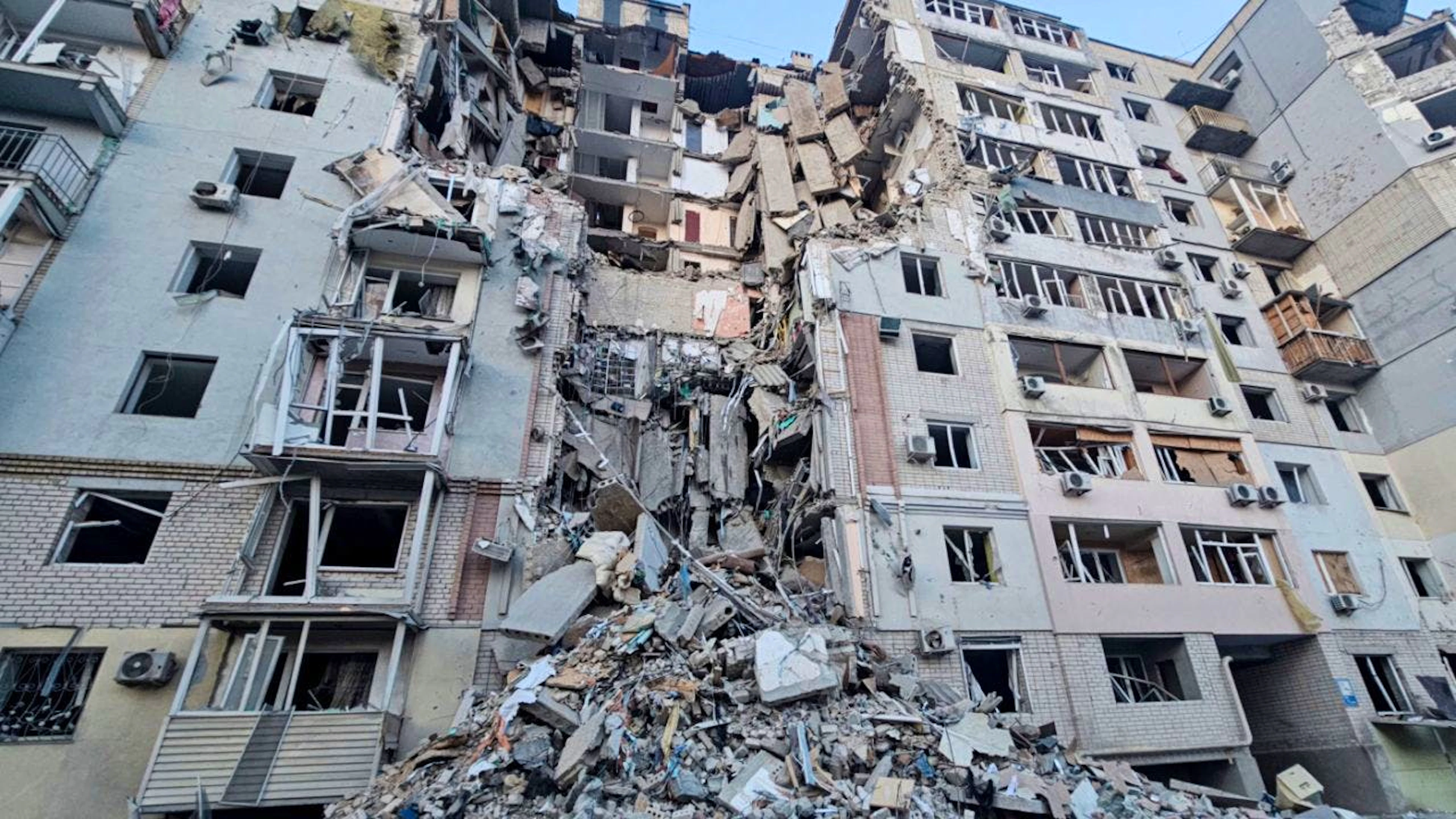 HANDOUT - Auf diesem von der regionalen Militärverwaltung in Cherson am Donnerstag, 20. Februar 2025, zur Verfügung gestellten Foto ist ein mehrstöckiges Gebäude zu sehen, das bei einem russischen Angriff auf ein Wohnviertel in Cherson, Ukraine, schwer beschädigt wurde. Foto: -/Kherson Regional Military Administration via AP/dpa - ACHTUNG: Nur zur redaktionellen Verwendung im Zusammenhang mit einer Berichterstattung und nur mit vollständiger Nennung des vorstehenden Credits