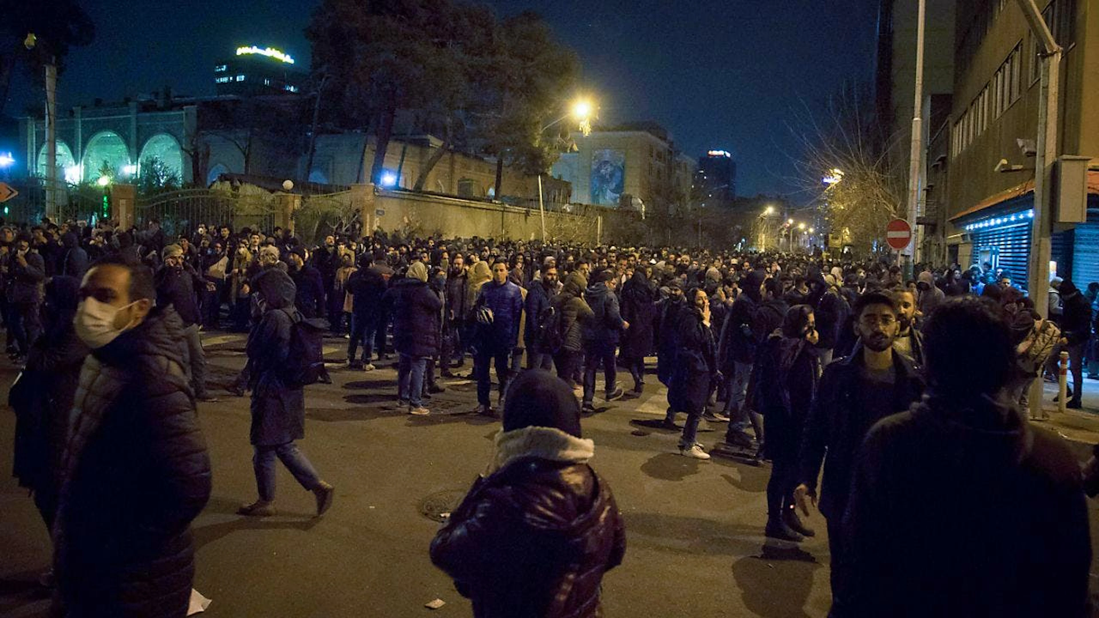 ARCHIV - Iranische Studenten demonstrieren vor der Amirkabir Universität in der Innenstadt nach einer Trauerfeier für die Opfer des Flugzeugabsturzes. Foto: Rouzbeh Fouladi/ZUMA Wire/dpa