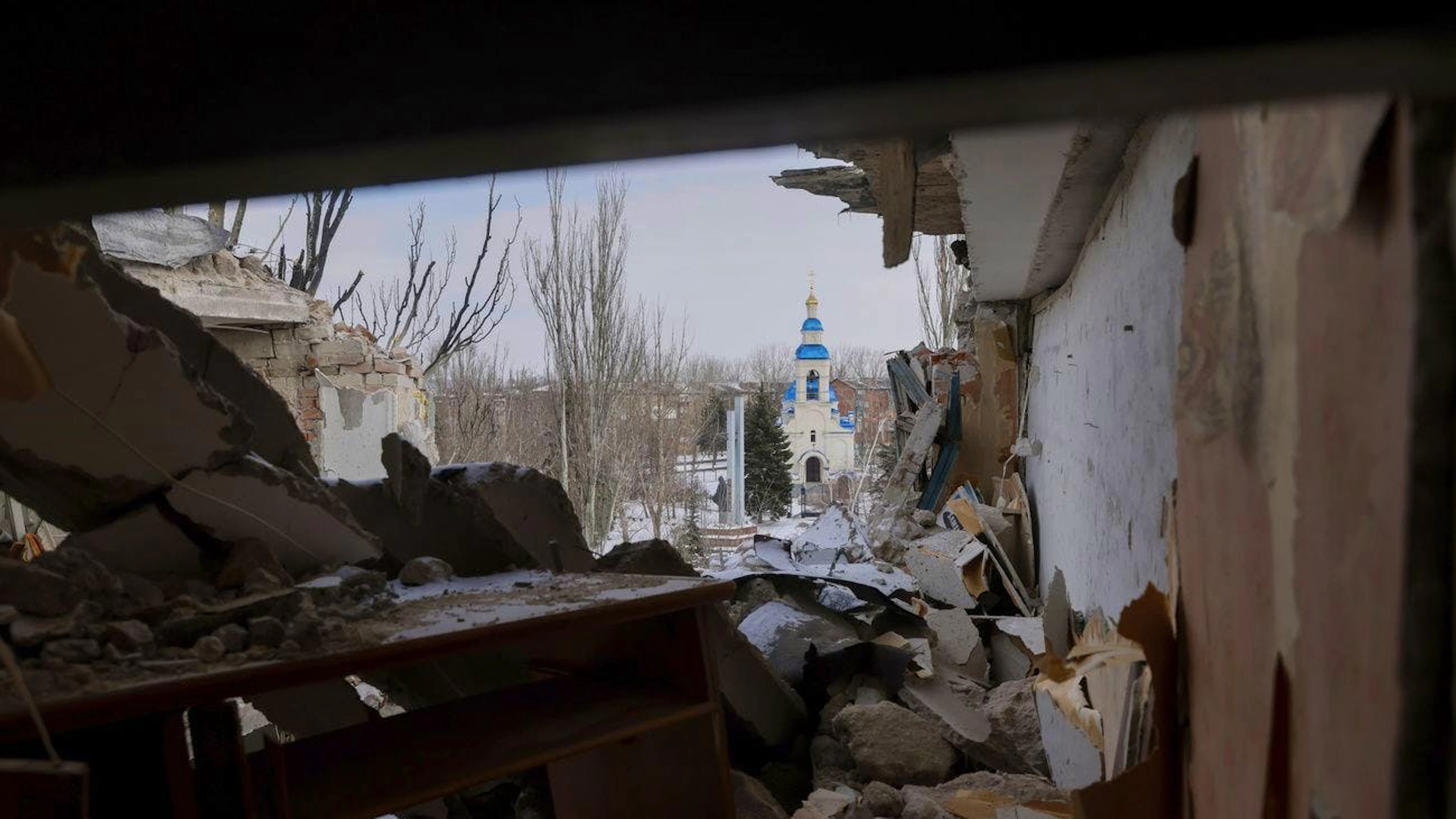 Un immeuble endommagé après une attaque aérienne russe à Kostiantynivka, dans la région de Donetsk, en Ukraine, le 24 février 2025.