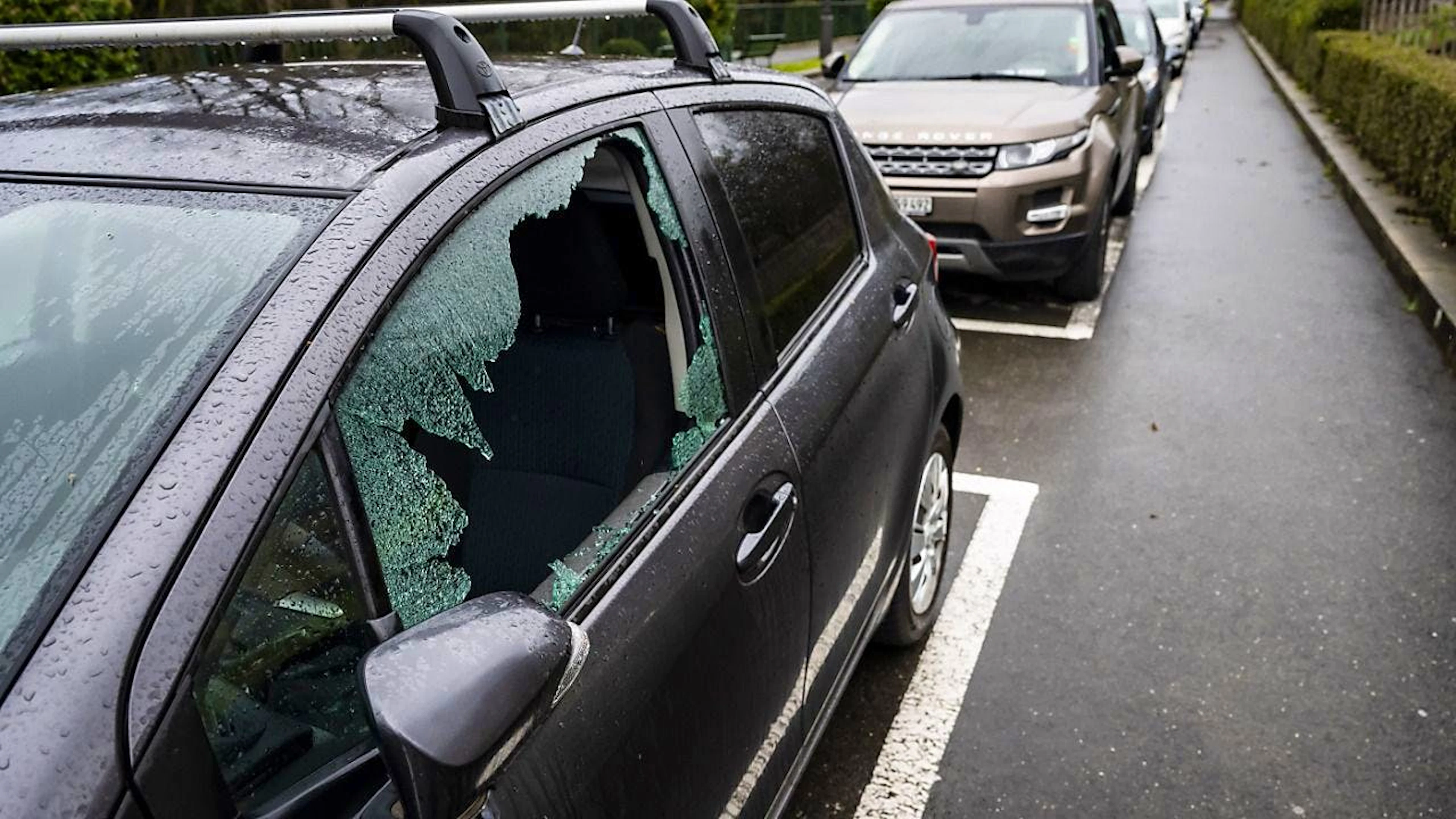 Plusieurs véhicules ont vu leurs vitres brisées dans la nuit de mardi à mercredi le long de l'avenue du Tribunal-Fédéral à Lausanne. Des plaintes ont été déposées.