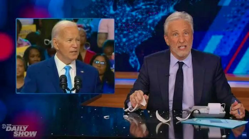 US presenter bruises his hand during angry speech about Trump