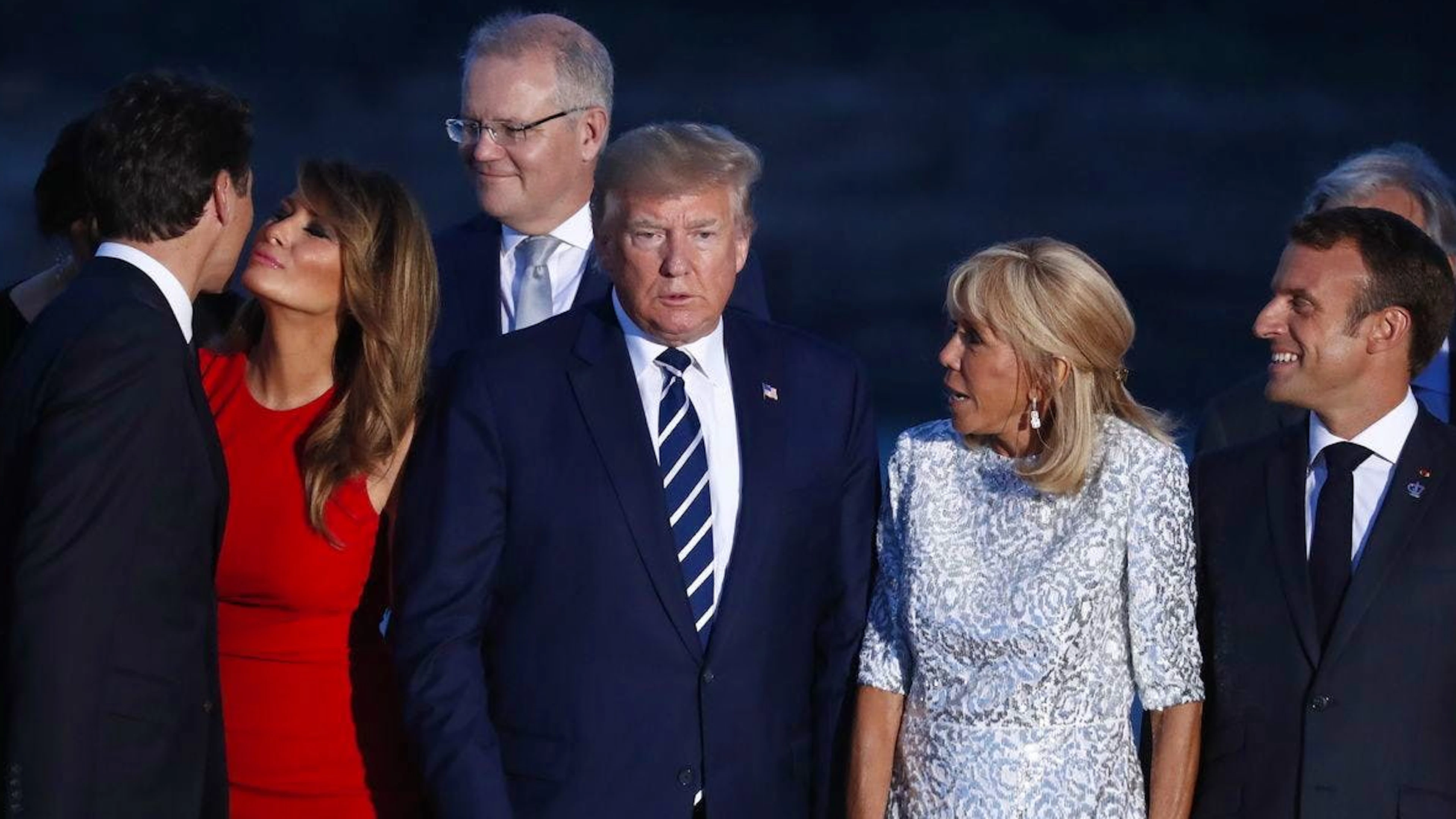 Guten Freunden gibt man ein Küsschen: Beim G7-Gipfel in Biarritz im August 2019 begrüsst Justin Trudeau Melania Trump, die neben ihrem Gatten steht. Brigitte und Emmanuel Macron (r.) schauen zu.