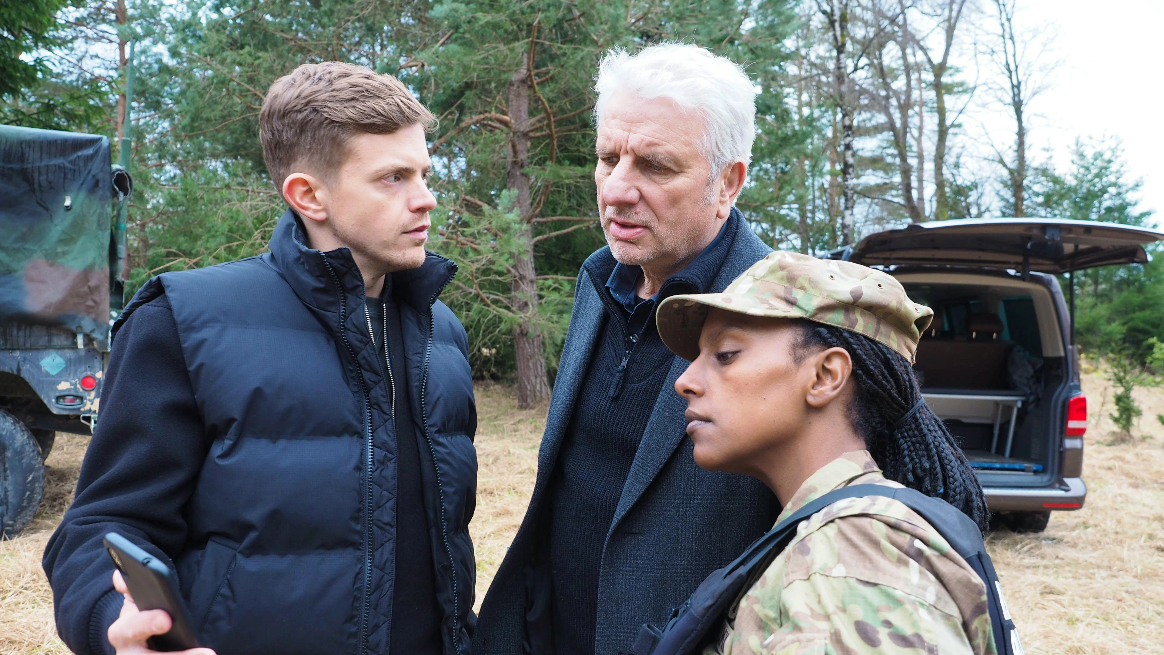 Im «Tatort: Charlie» ermittelten Kalli Hammermann (Ferdinand Hofer, links), Franz Leitmayr (Udo Wachtveitl) und Major Jennifer Miller (Yodit Tarikwa) im Fall zweier toter «Civilians on the Battlefield» (kurz: COBs).