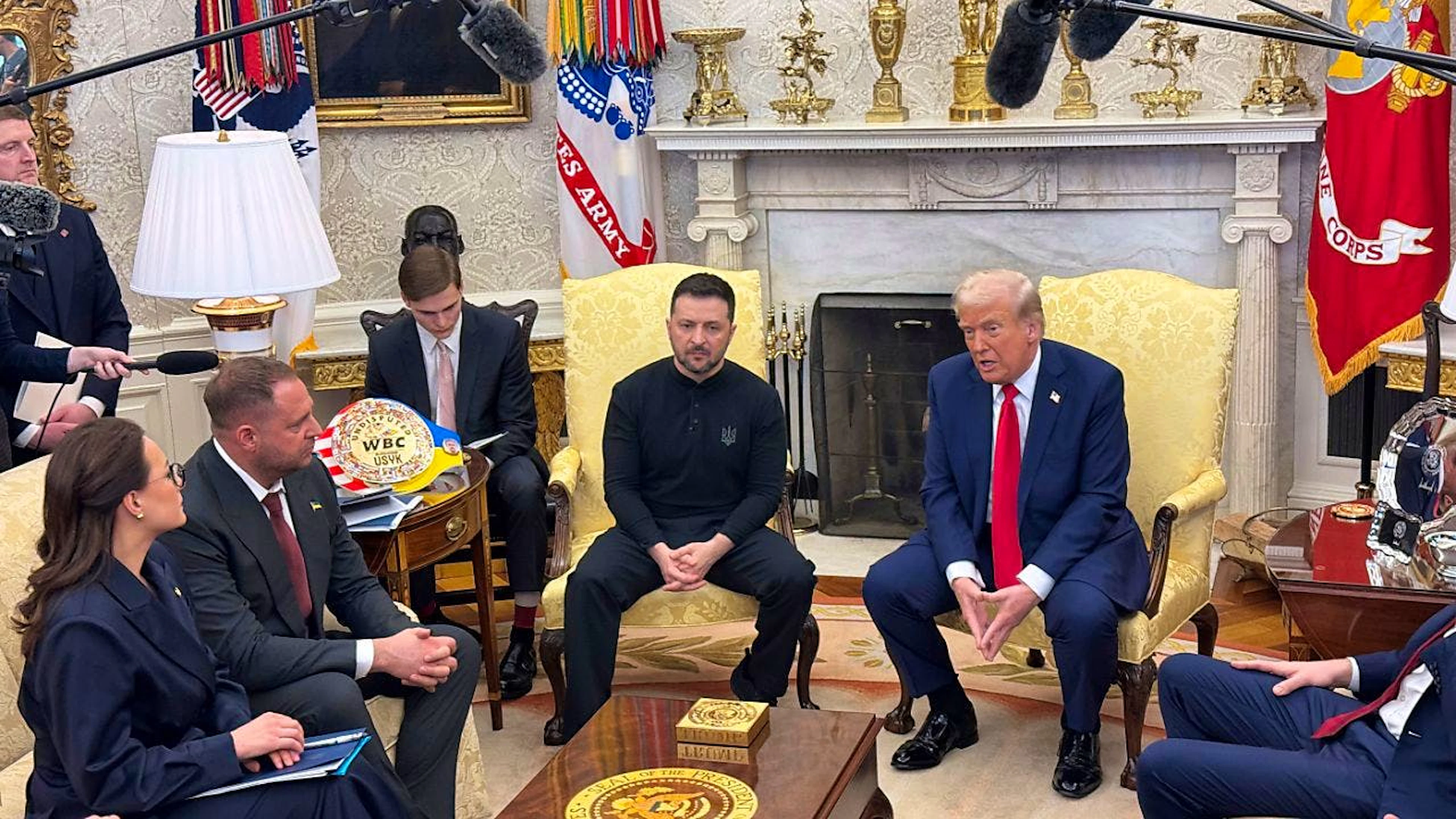 dpatopbilder - US-Präsident Donald Trump (Mitte r) trifft den ukrainischen Präsidenten Wolodymyr Selenskyj (Mitte l) im Oval Office des Weißen Hauses. Foto: Mstyslav Cherno/AP/dpa