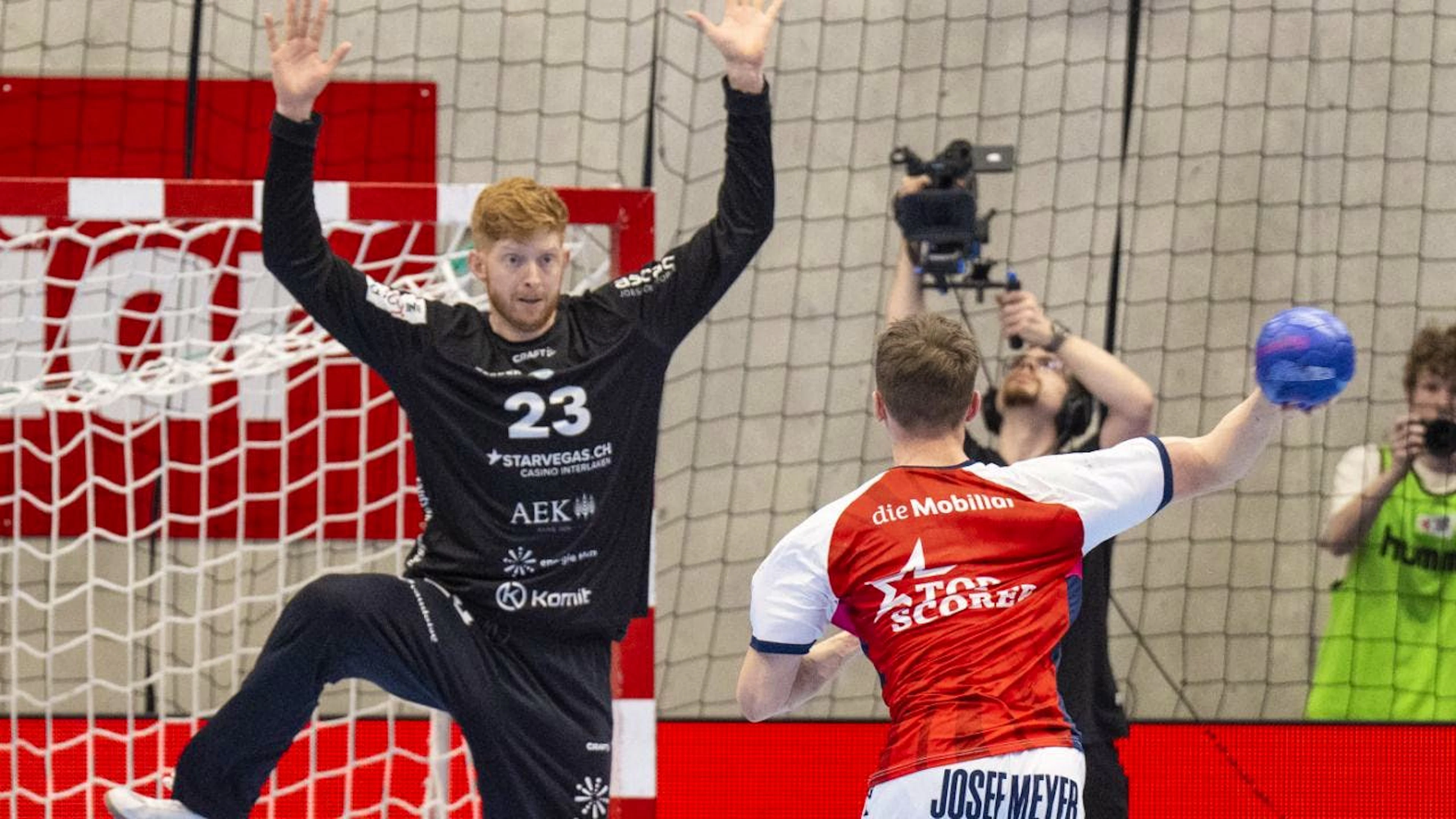 Die Entscheidung: Luca Sigrist versenkt in der letzten Sekunde den Siebenmeter gegen Wackers Goalie Flavio Wick