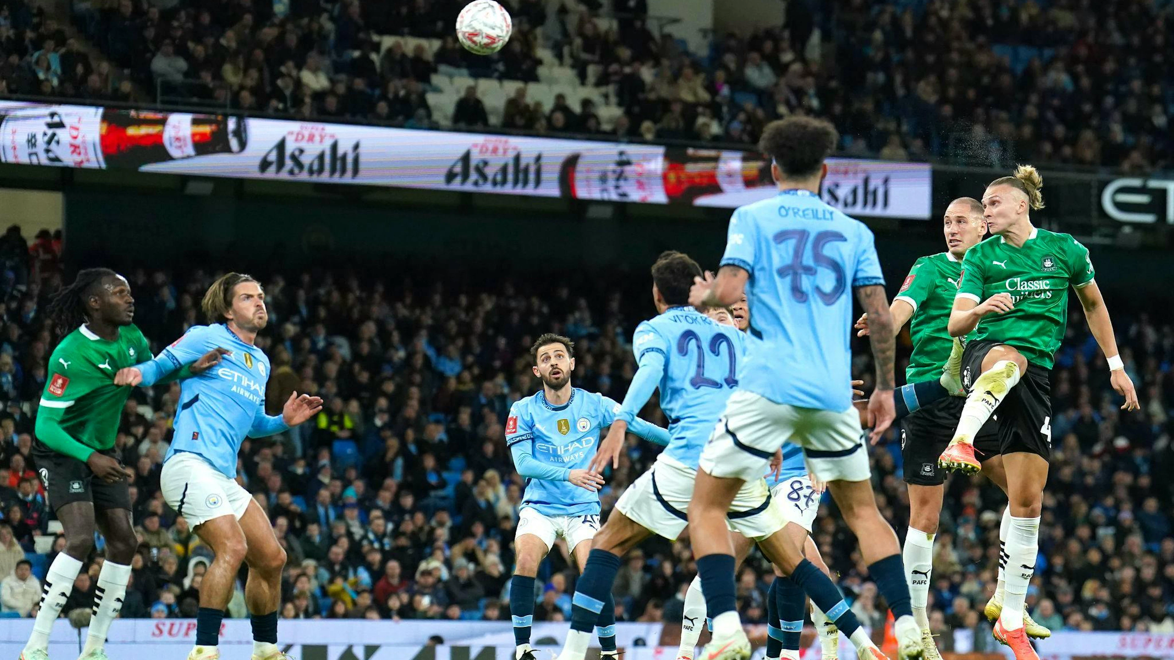 Maksym Talowjerow (r.) sorgte für das 1:0 von Plymouth bei Manchester City.