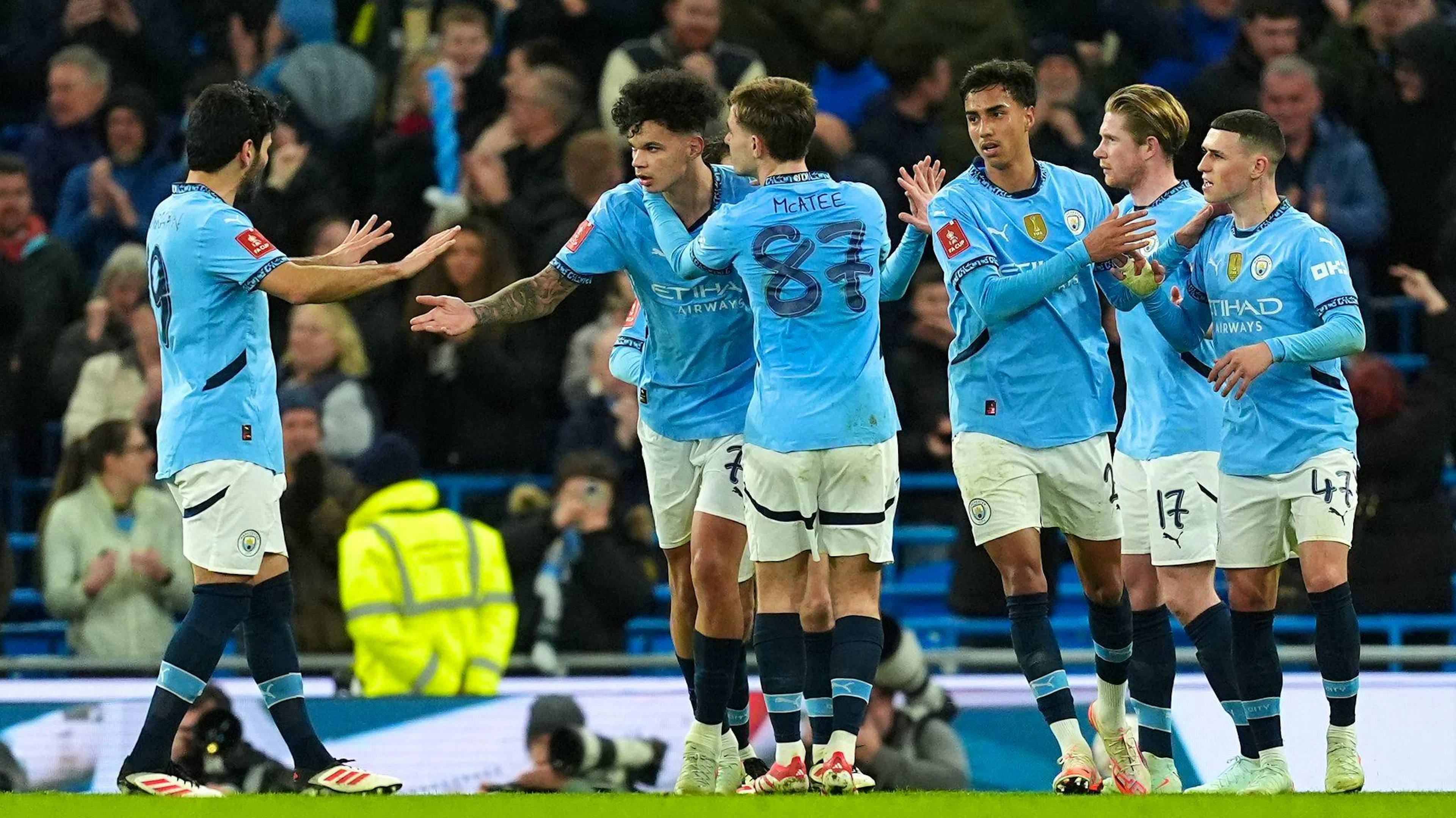 Traf nach Rückstand zweimal für Manchester City: Nico O'Reilly (2.v.l) 