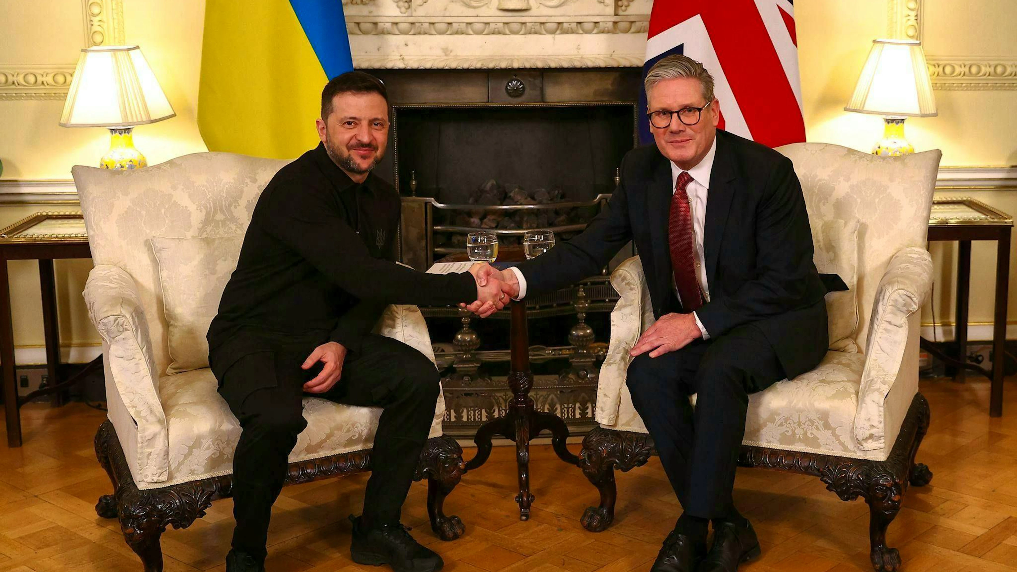 Handshake and hug: British Prime Minister Starmer gave Zelensky a warm welcome.