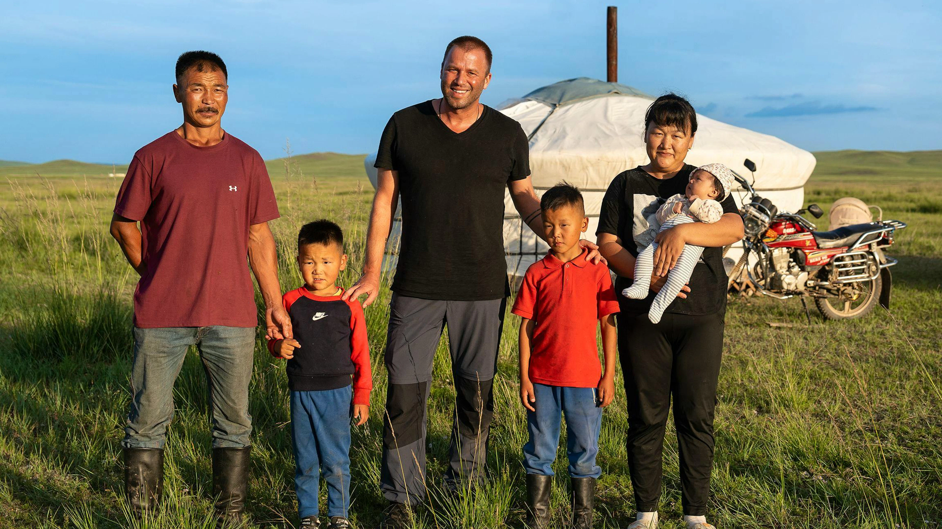 Dafür reisen die Moderatorin oder der Moderator in entgegengesetzte Richtungen. Hier besucht Jonny Fischer eine mongolische Nomadenfamilie.