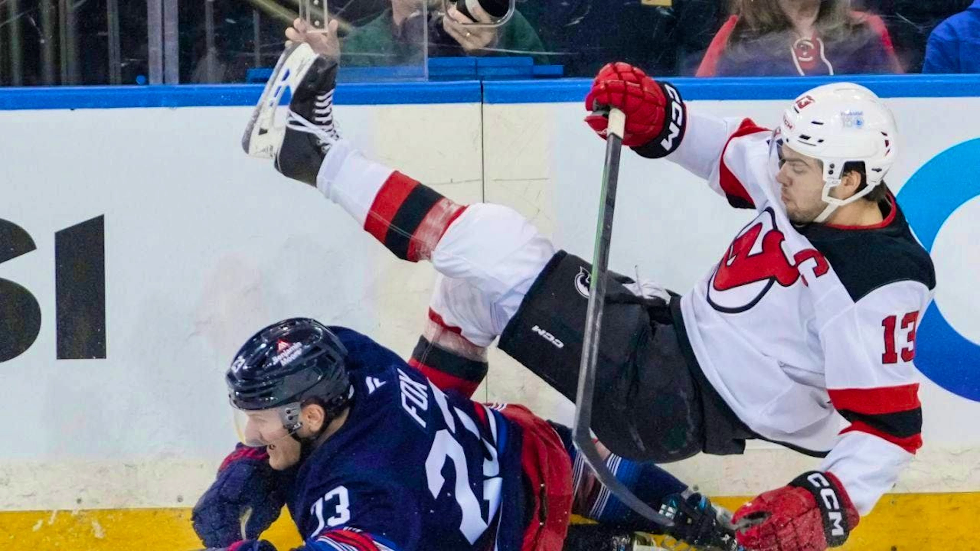 The New Jersey Devils with Nico Hischier (number 13, right) go down (archive photo)
