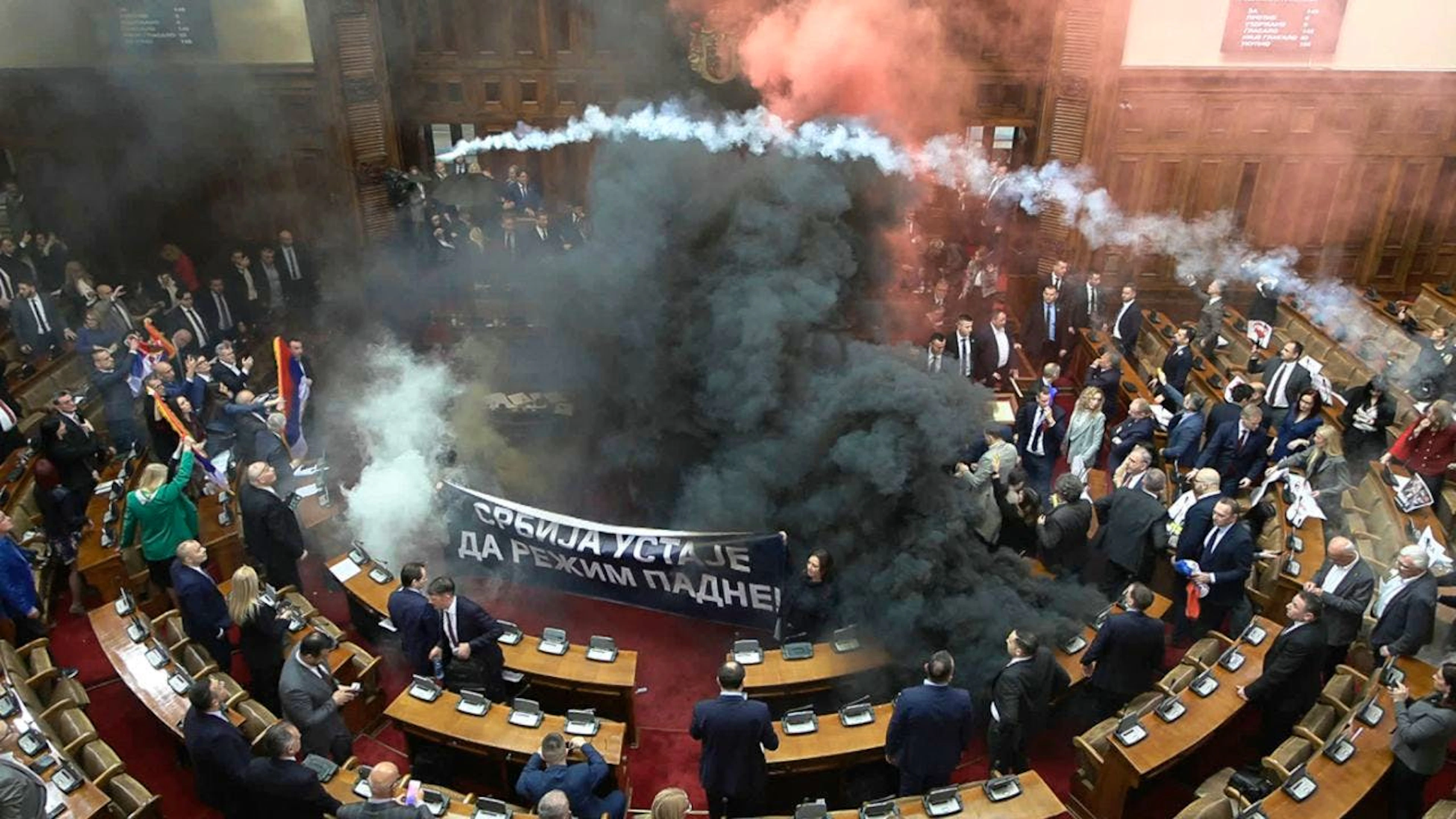 dpatopbilder - In diesem Standbild aus einem von RTS Serbien zur Verfügung gestellten Video werden Rauchbomben und Leuchtraketen im Parlament gezündet. Foto: Uncredited/RTS Serbia/AP/dpa