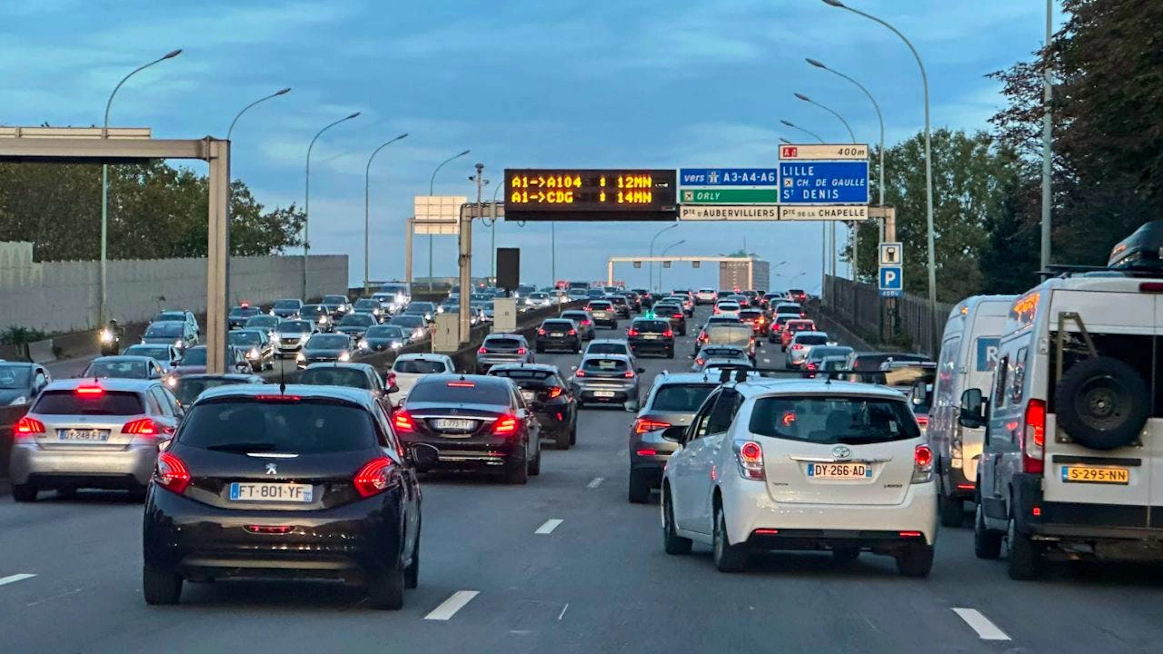 Auf der Pariser Stadtautobahn stockt es oft und die Luftverschmutzung ist hoch. Jetzt wird eine Fahrspur für Fahrgemeinschaften reserviert. (Archivbild)