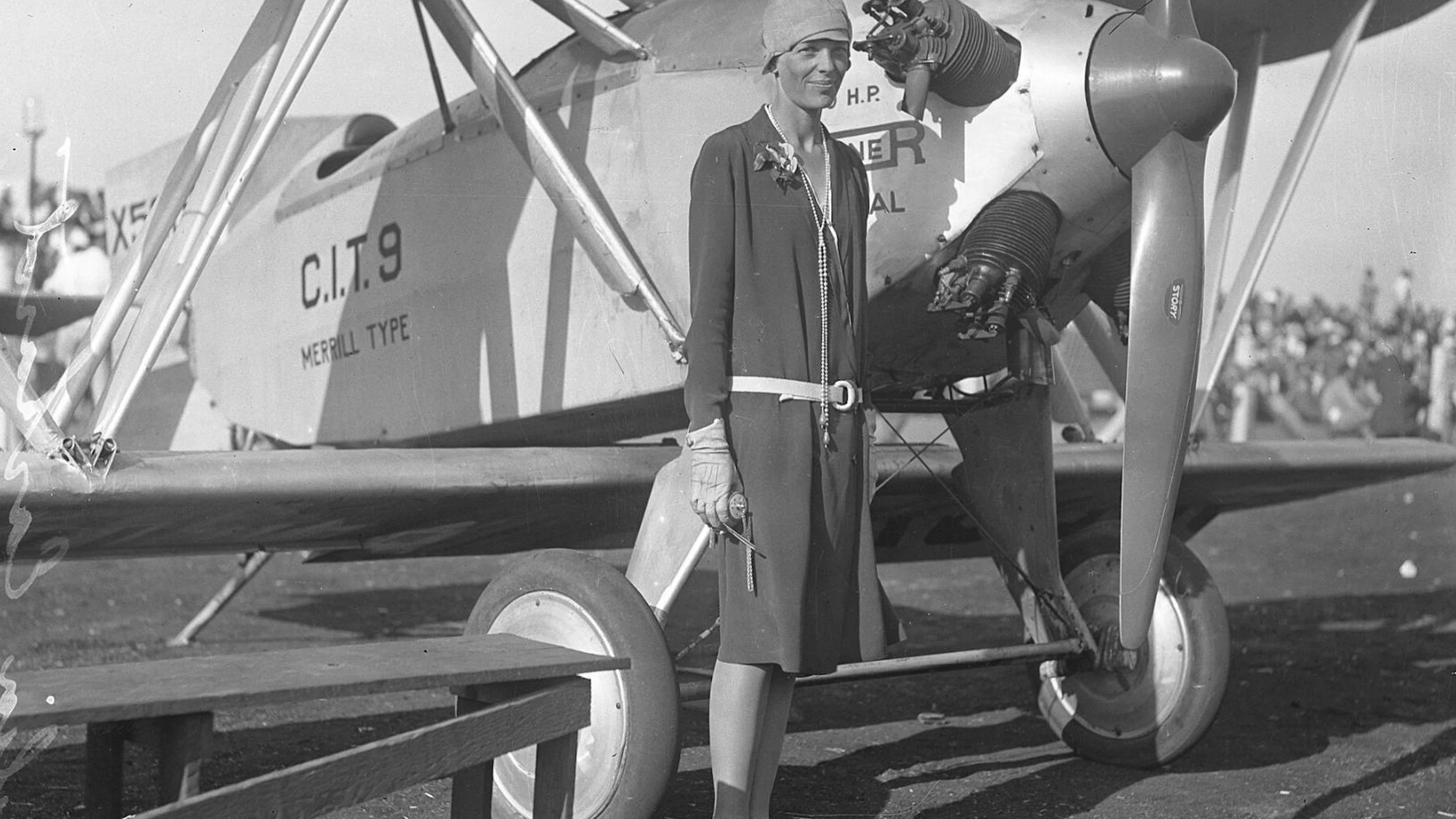 Amelia Earhart vor einem Flugzeug im Jahr 1928.