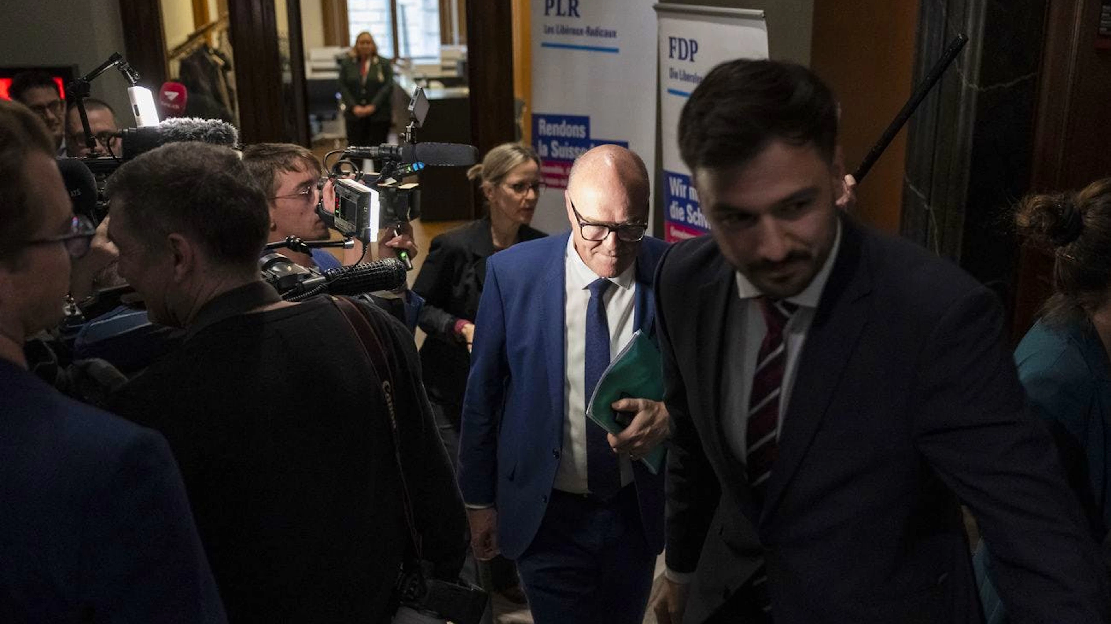 Das Medieninteresse im Bundeshaus ist auch an Martin Pfister gross.