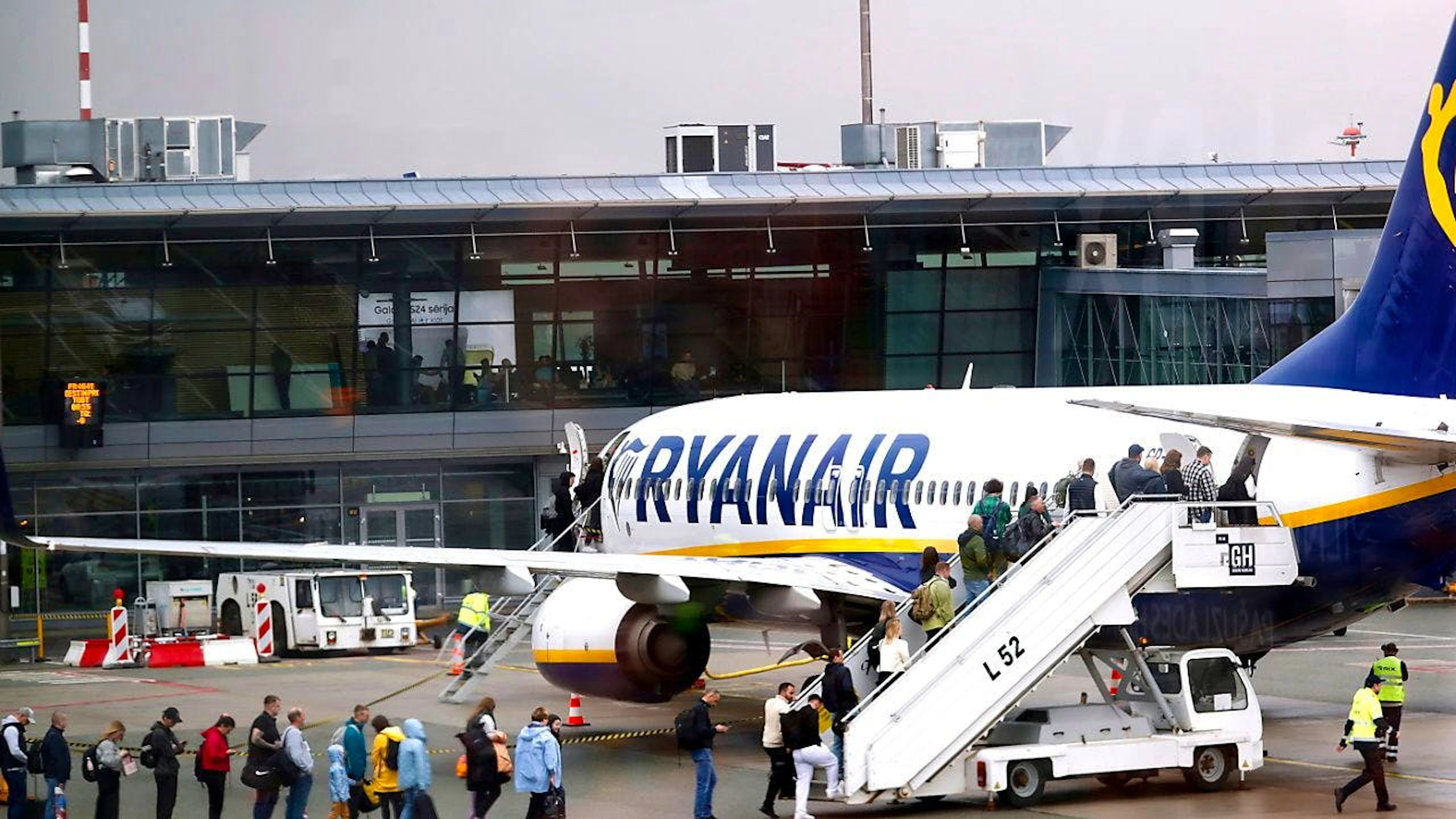 Zumindest bis November können Ryanair-Passagiere noch mit einer Bordkarte aus Papier einchecken. (Archivbild)