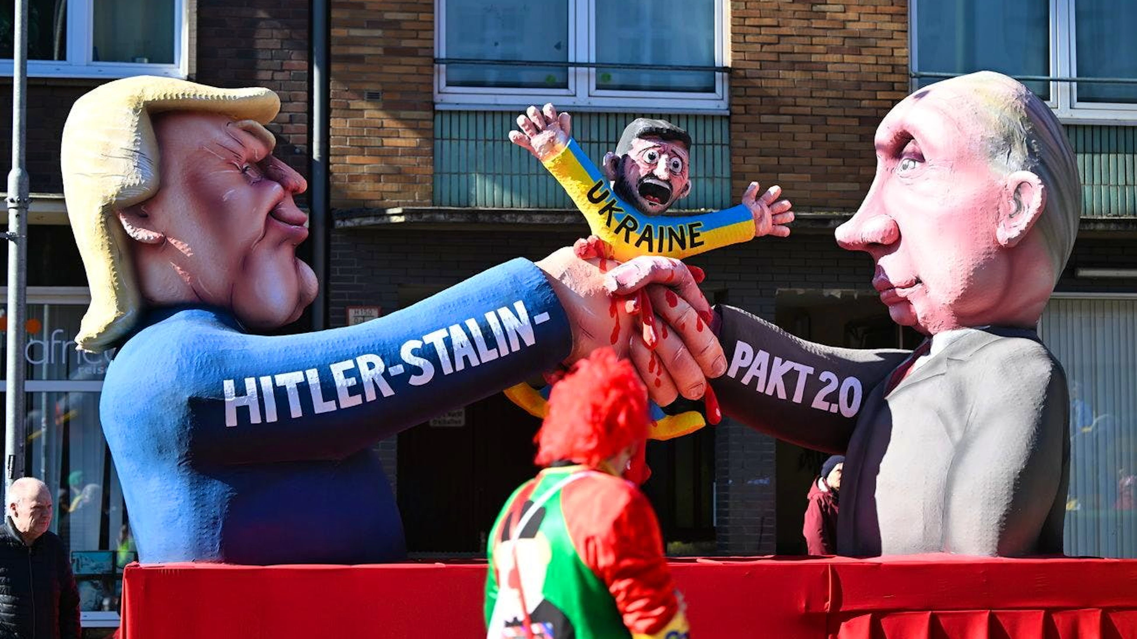 Ein Mottowagen mit einem Trump-Putin-Motiv wird am 3. März beim Rosenmontagszug in Düsseldorf gezeigt. 